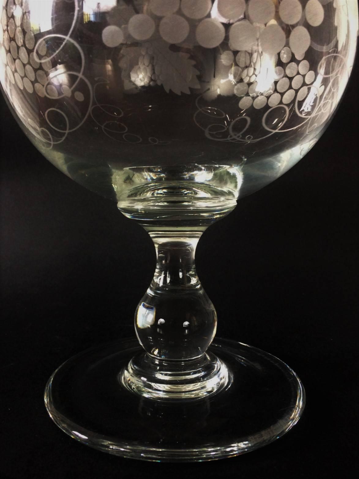 Great refreshment cup or spittoon in white glass blown to the mouth. Decor engraved with grape leaves and bunches of grapes.
Art Nouveau
France.
Late 19th  century.
