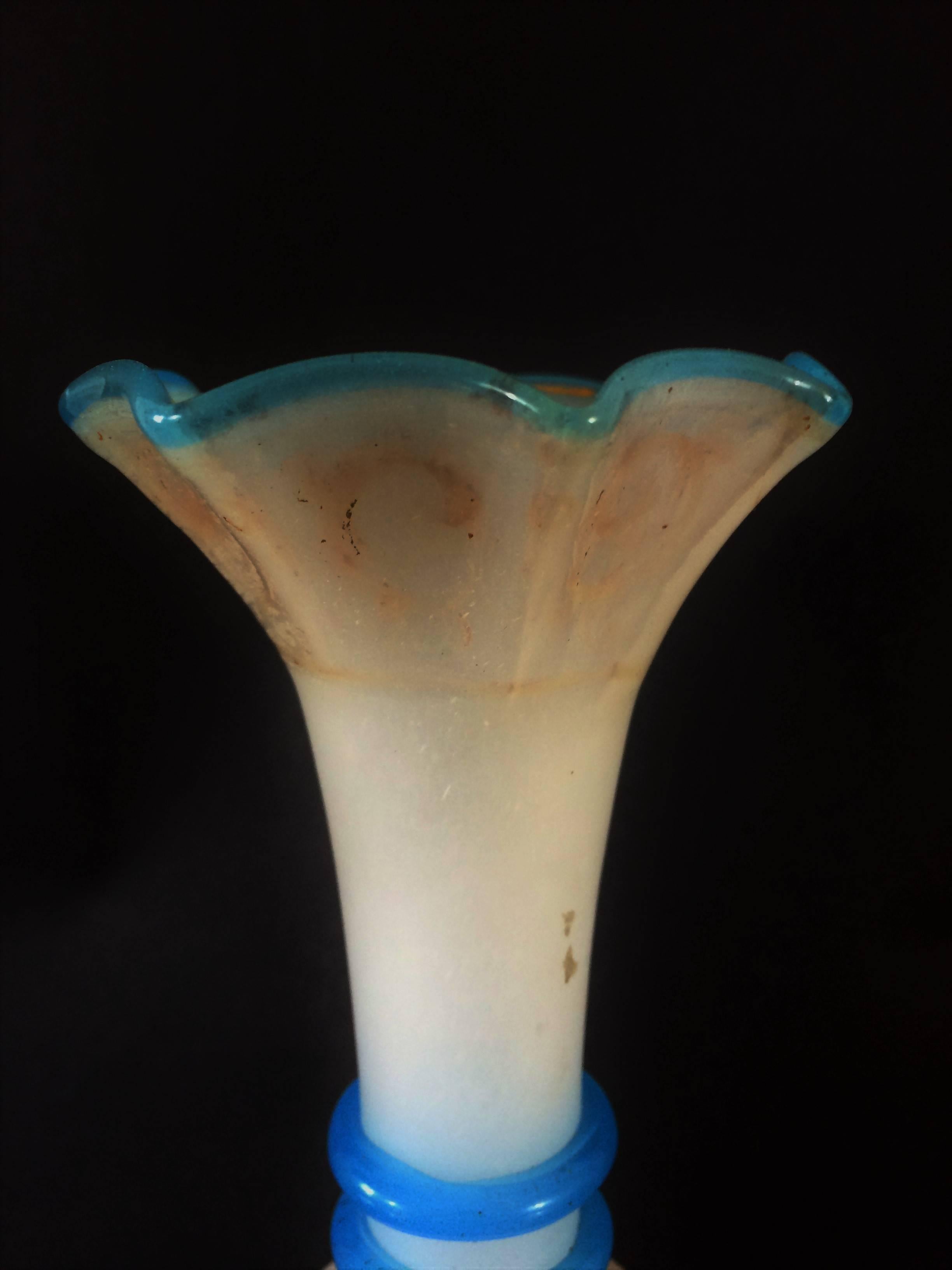 French Soliflor Vase in White and Blue Opaline Art Nouveau - 19th In Good Condition For Sale In Beuzevillette, FR