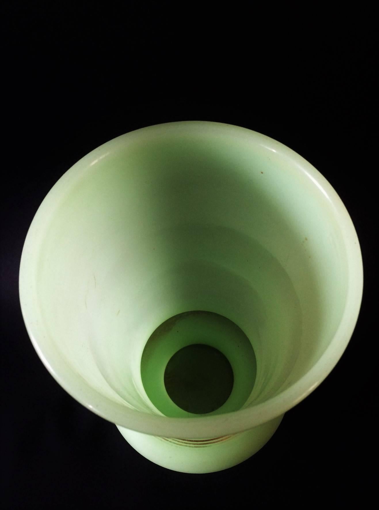 Vase vert en verre opalin dépoli avec dorure au col et à la base.
Circa 1940.