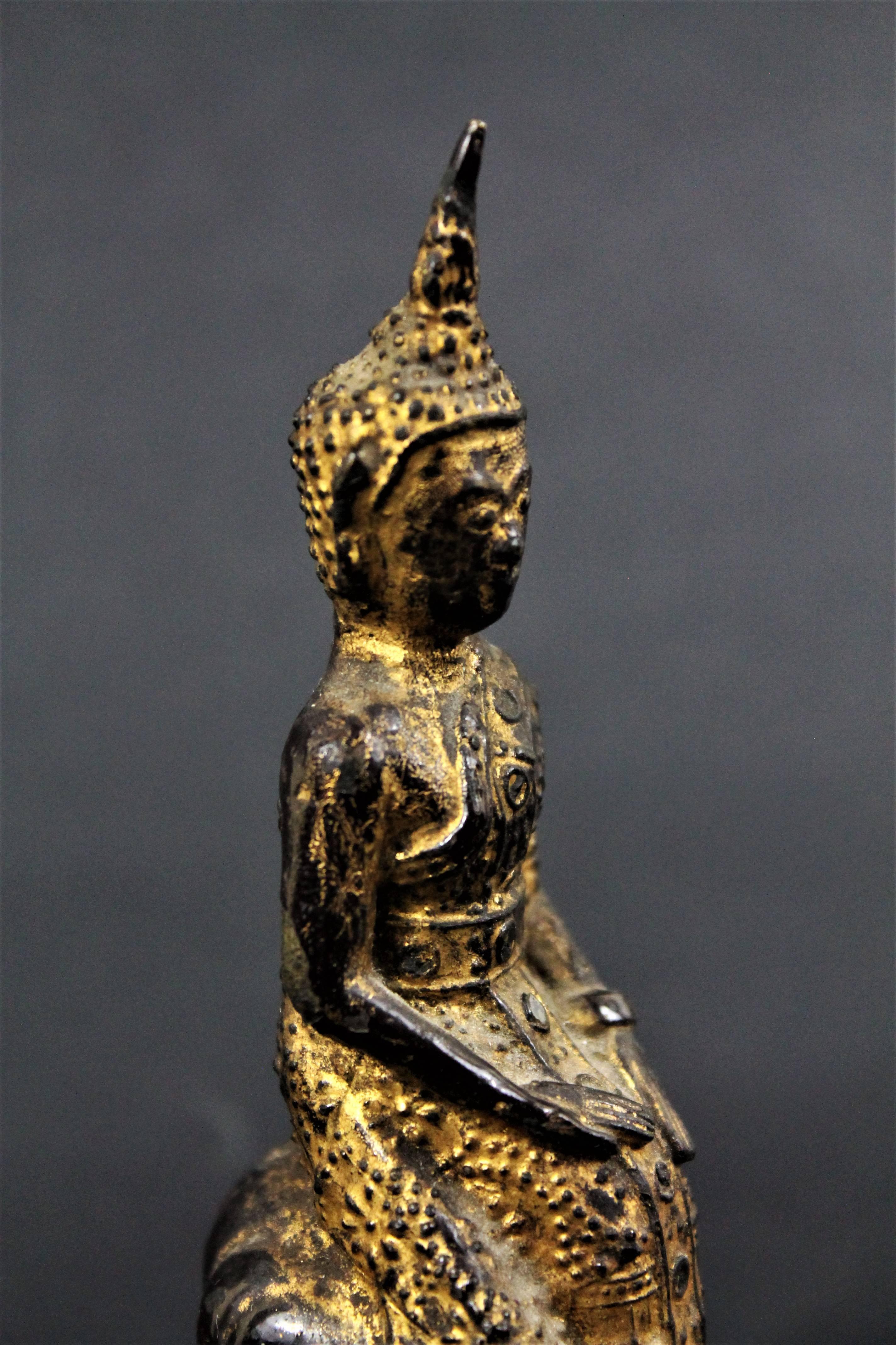 Seltene Darstellung des Buddhas der Mittwochnacht zwischen Mitternacht und Morgengrauen:
Er sitzt, die rechte Hand mit der geöffneten Handfläche auf seinem rechten Knie als Zeichen der Annahme des vom Elefantenkönig angebotenen Wassers. Der Buddha