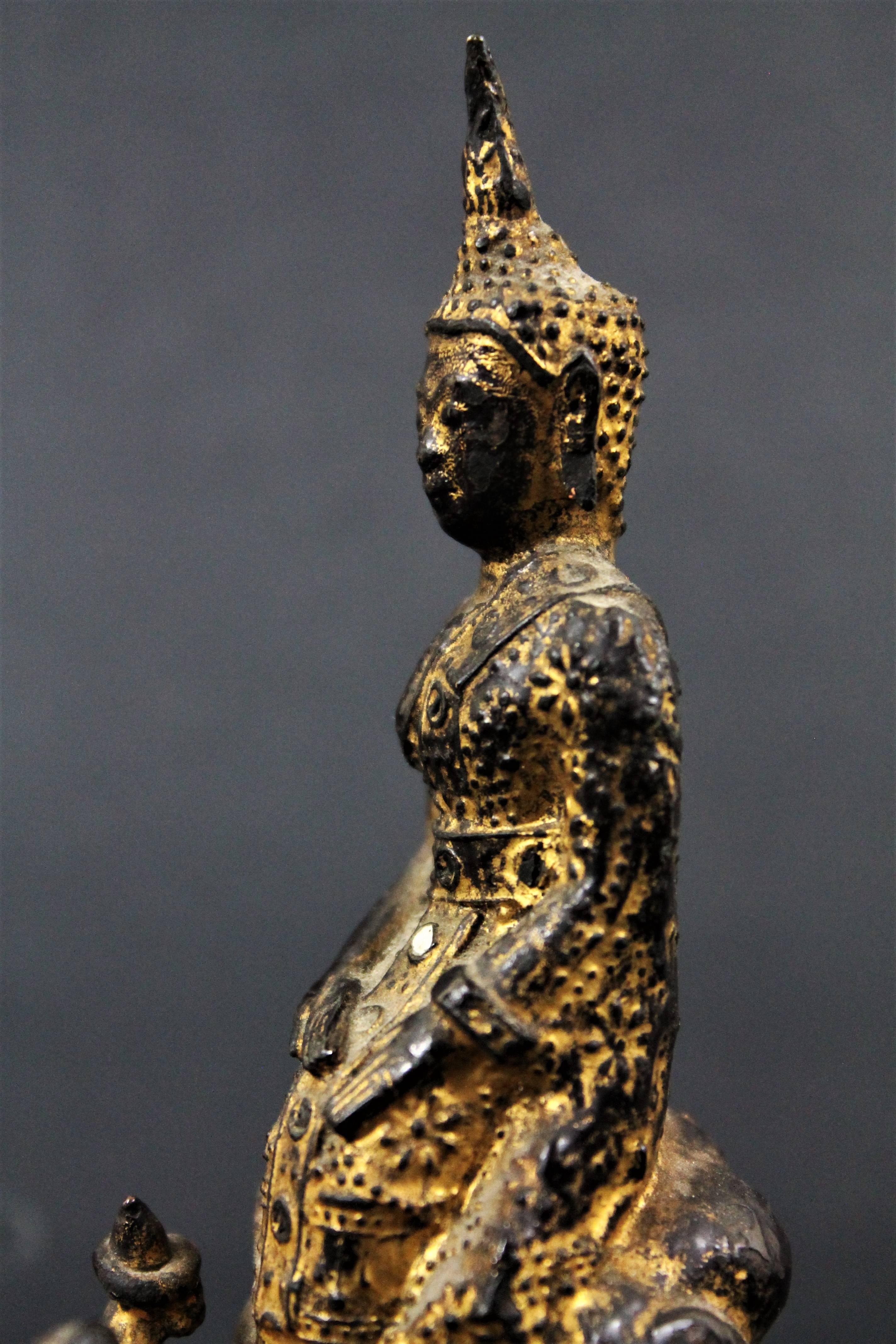  18. Jahrhundert Thailand Siam Rattanakosin Bronze lackierter und vergoldeter Buddha  im Zustand „Gut“ im Angebot in Beuzevillette, FR