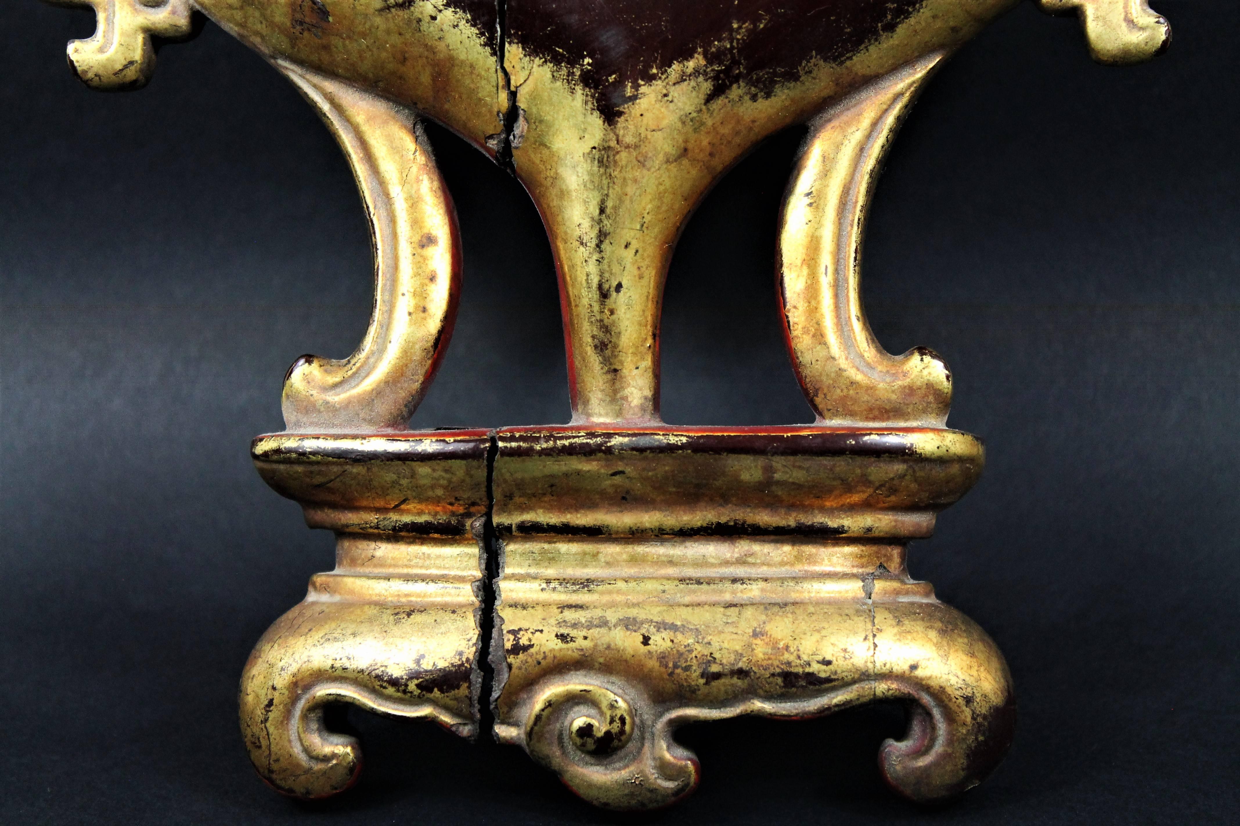 Hand-Carved China 18th Century Chinese Decoration Element in Lacquered and Gilded Wood For Sale