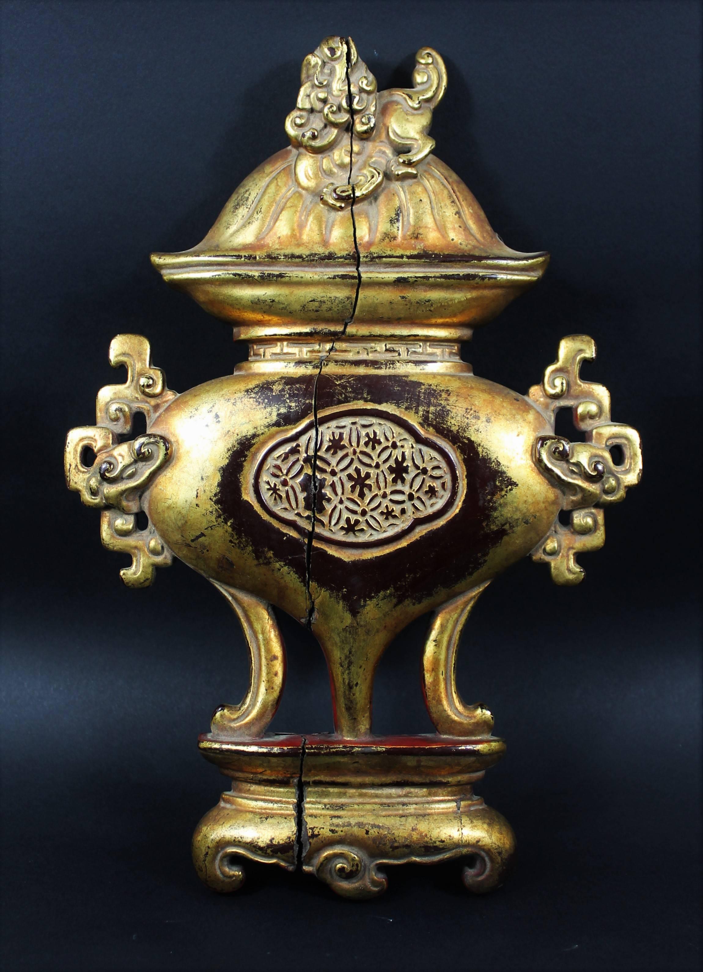 China 18th Century Chinese Decoration Element in Lacquered and Gilded Wood For Sale 1