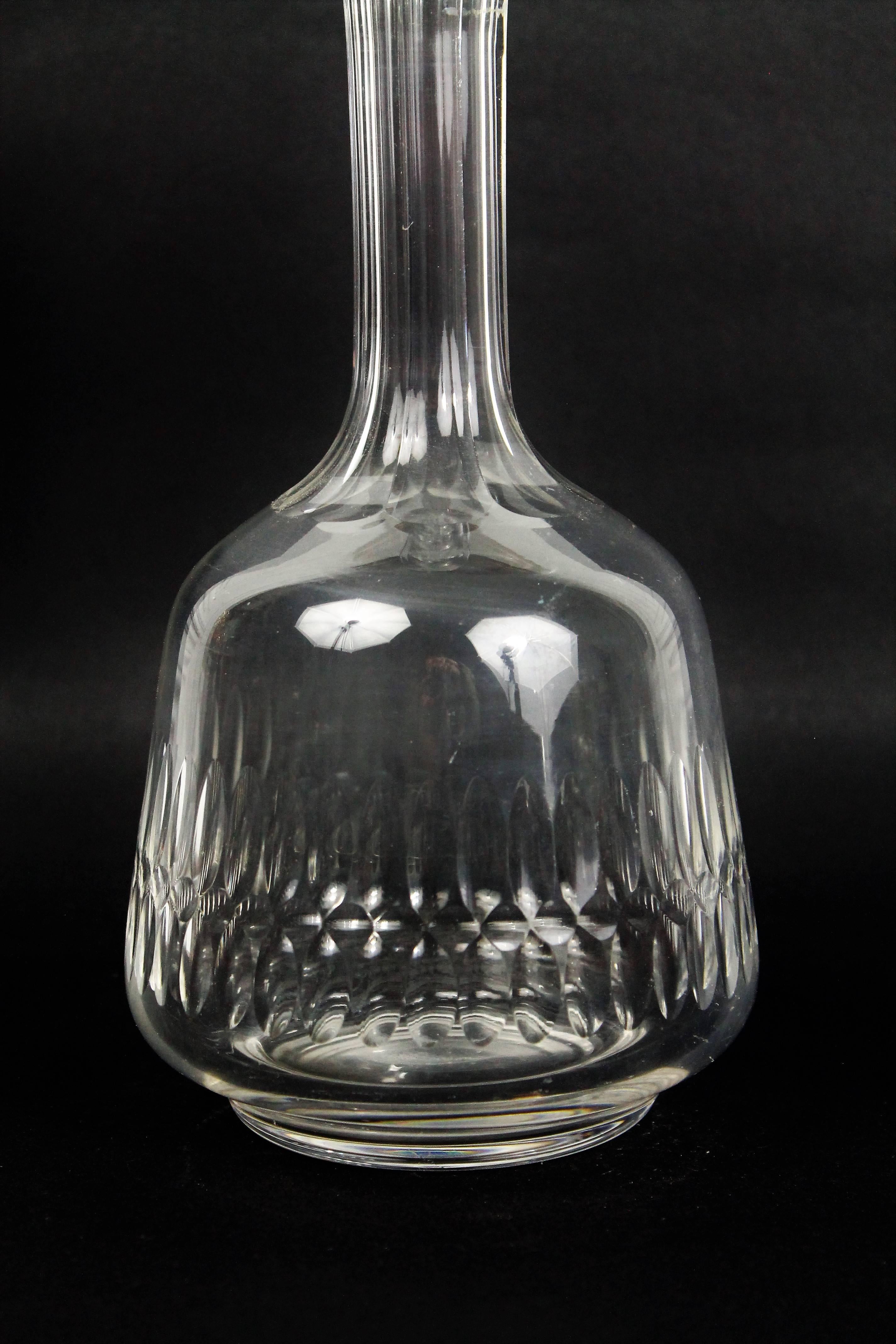 Lovely carafe in mouth-blown and engraved crystal glass, faceted cap.
19th century France.