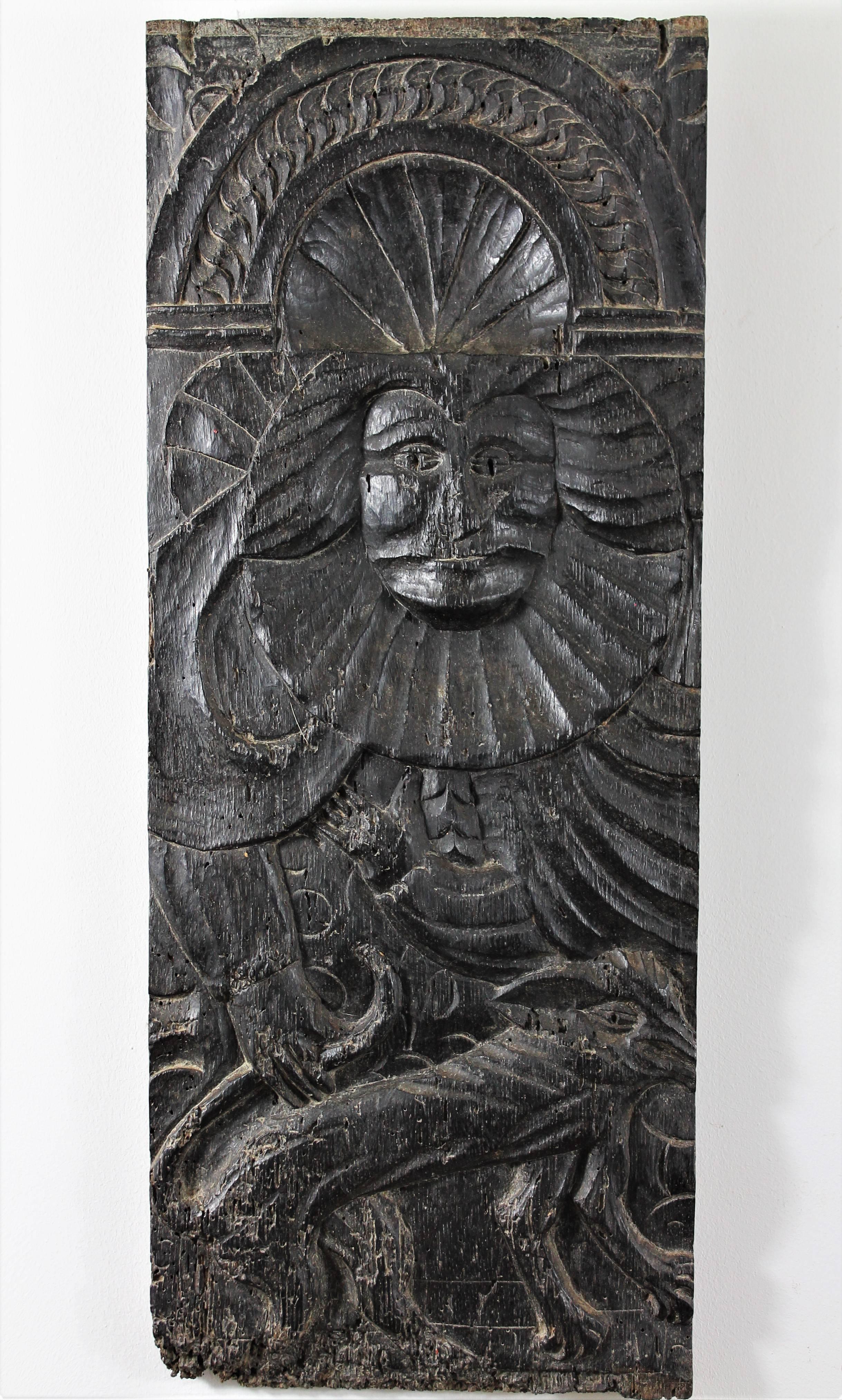 Satz von zwei Tafeln aus Eichenholz aus dem 16. Jahrhundert, eine stellt eine Figur in Begleitung eines Hundes dar, die andere eine Figur in Flammen, wahrscheinlich Heilige.
Diese Paneele stammen wahrscheinlich von einer Truhe oder einem Schrank