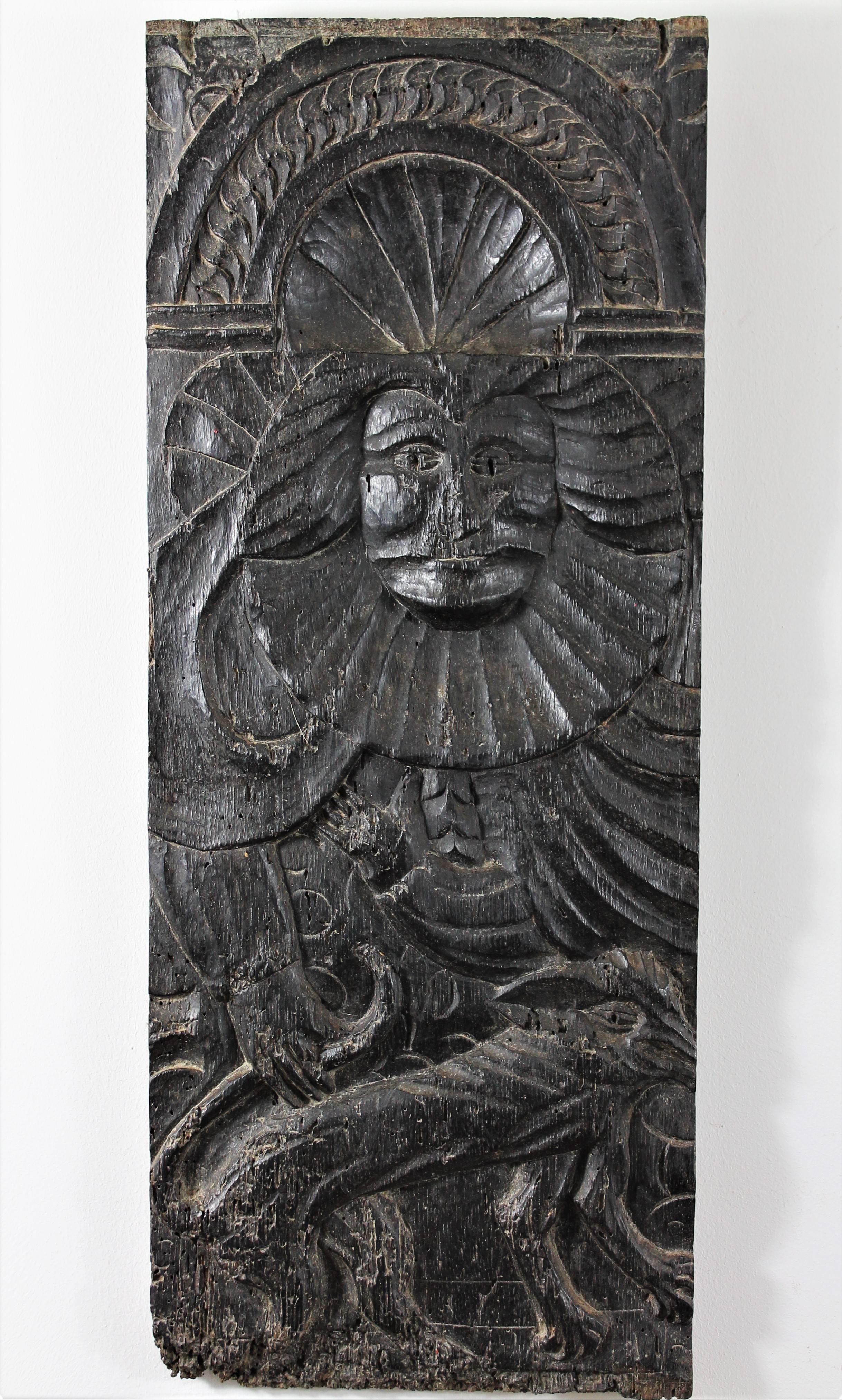 Set di due pannelli in quercia del XVI secolo, uno raffigurante un personaggio accompagnato da un cane, l'altro un personaggio in fiamme, probabilmente santi.
Questi pannelli provengono probabilmente da una cassapanca o da un armadio di epoca