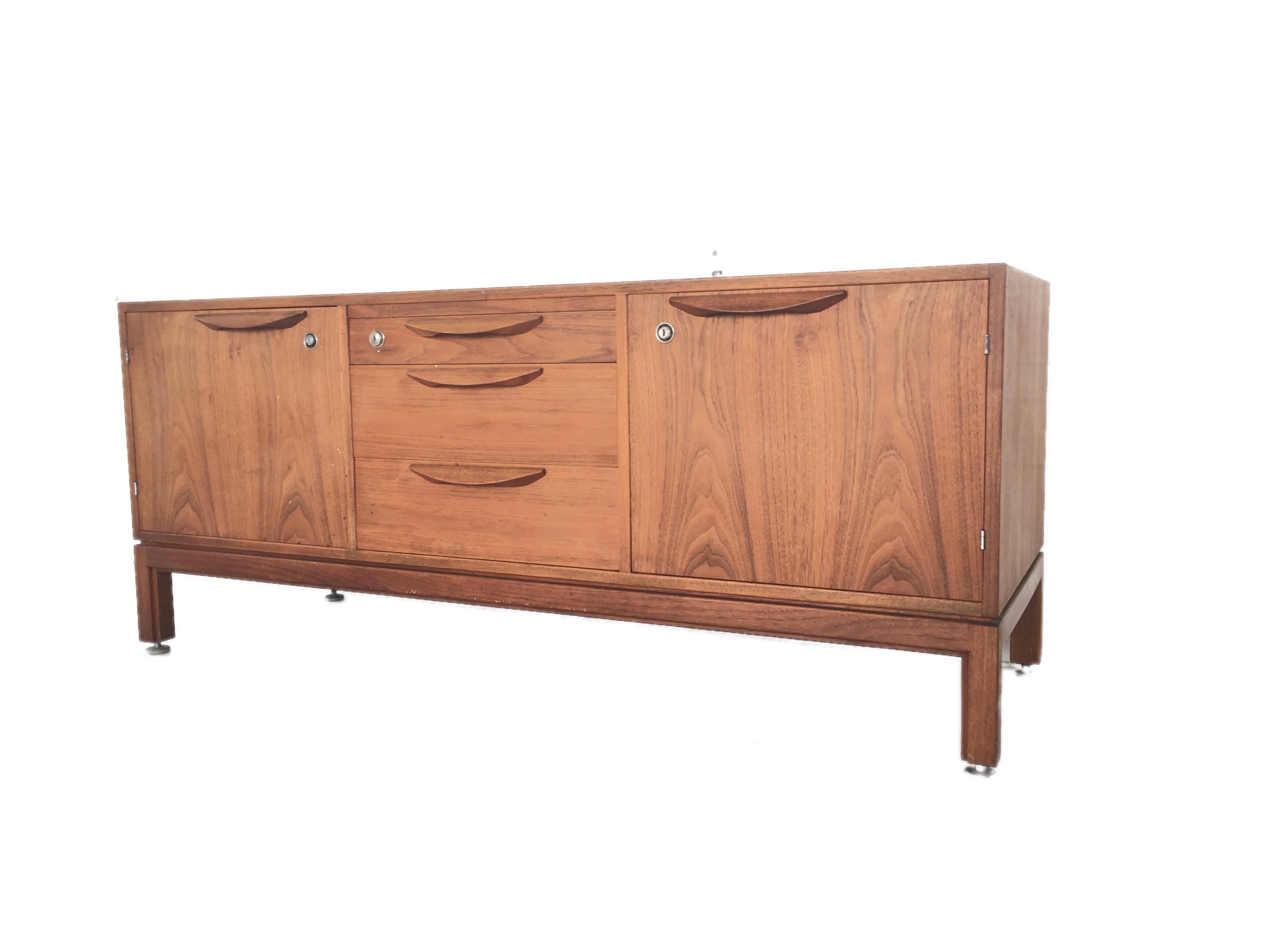 Very nice Danish rosewood sideboard from the 1970s. Special design bij Jens Risom from Denmark. Excellent for office or dining room purposes.