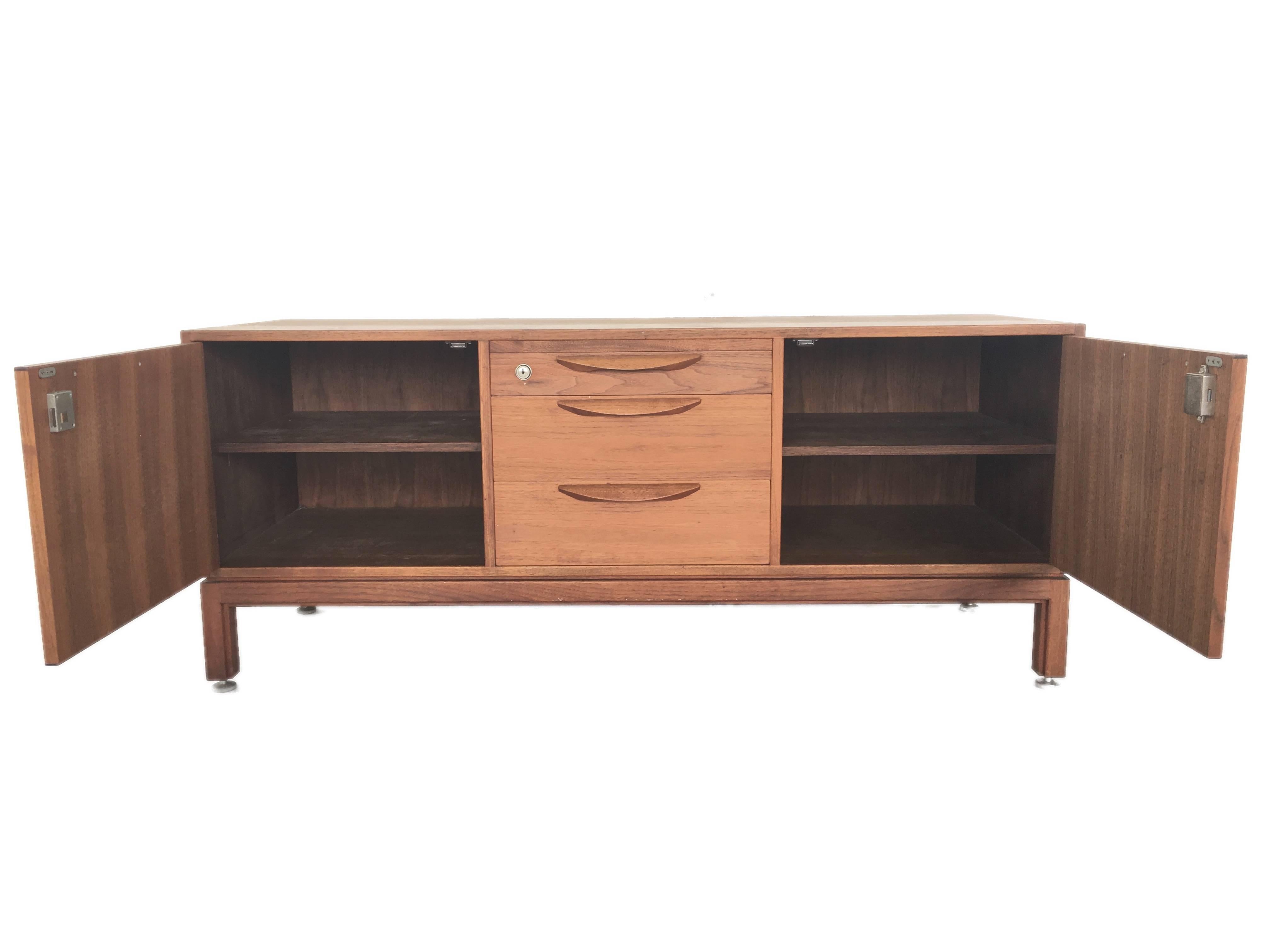 Mid-Century Modern Danish Rosewood Sideboard by Jens Risom, 1970s For Sale