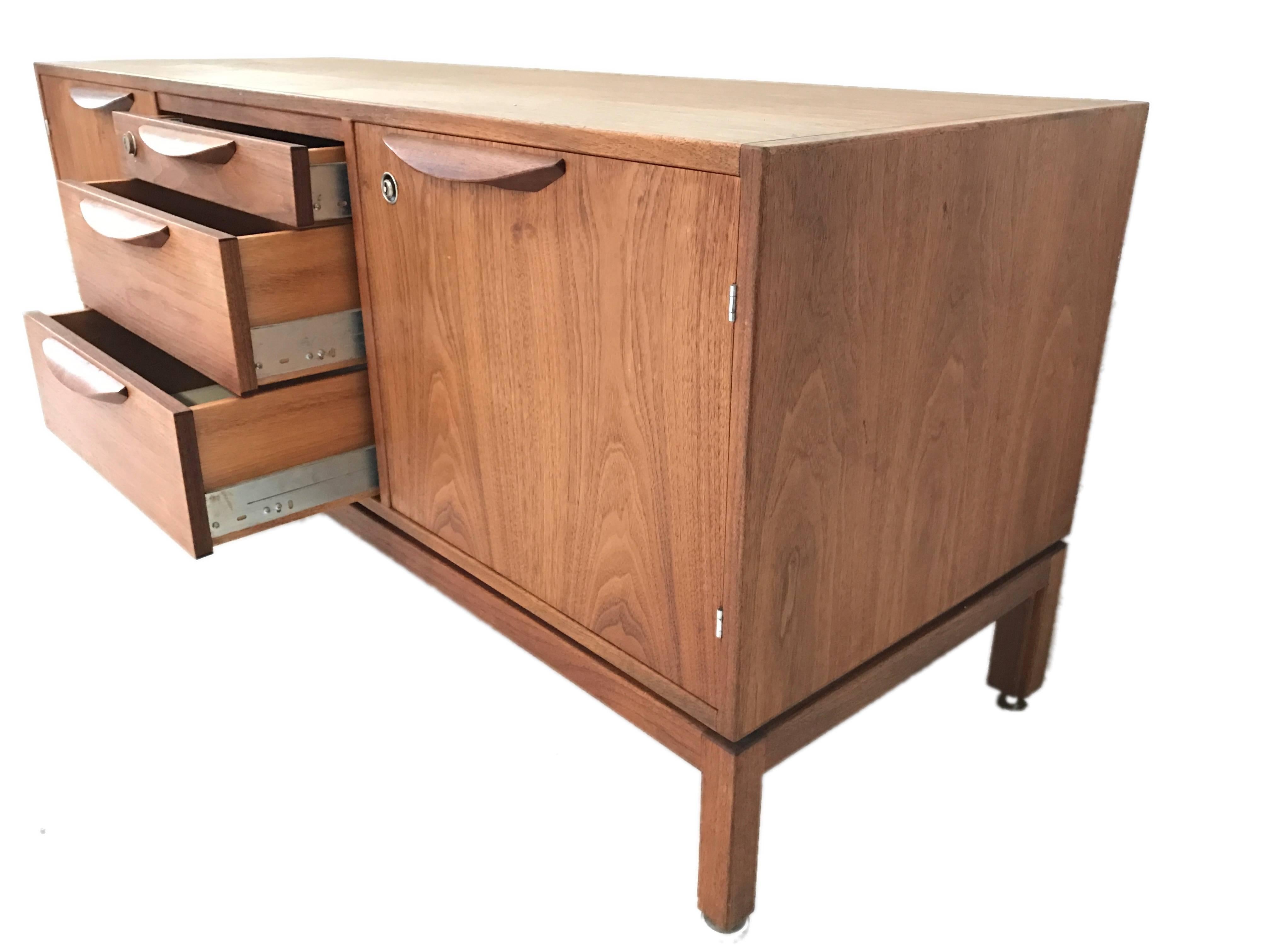 Danish Rosewood Sideboard by Jens Risom, 1970s In Good Condition For Sale In The Hague, NL