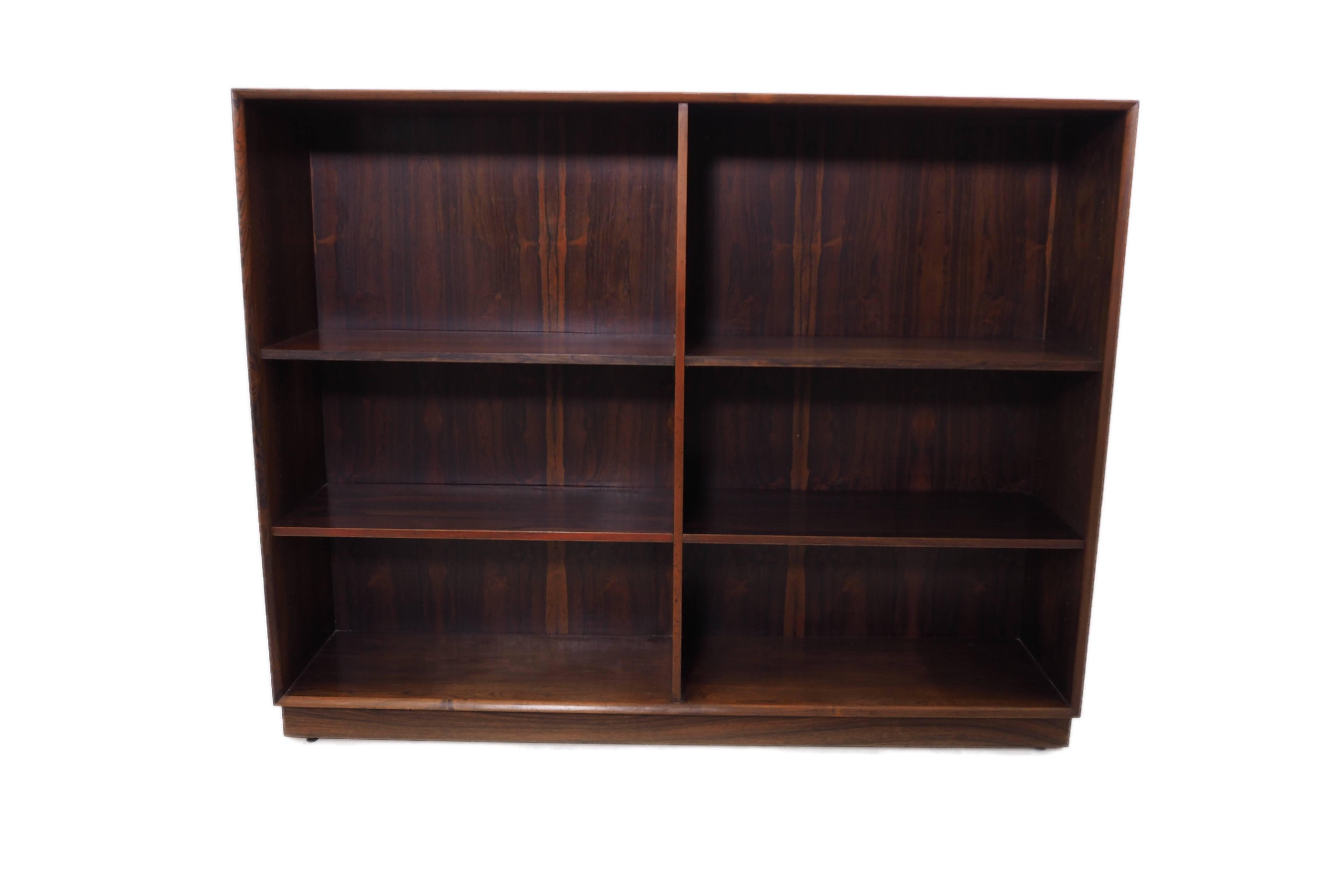 Bookcase by Arne Vodder for Sibast
Danish design bookcase in rosewood.
Four shelves, you are able to change the heights of the shelves.