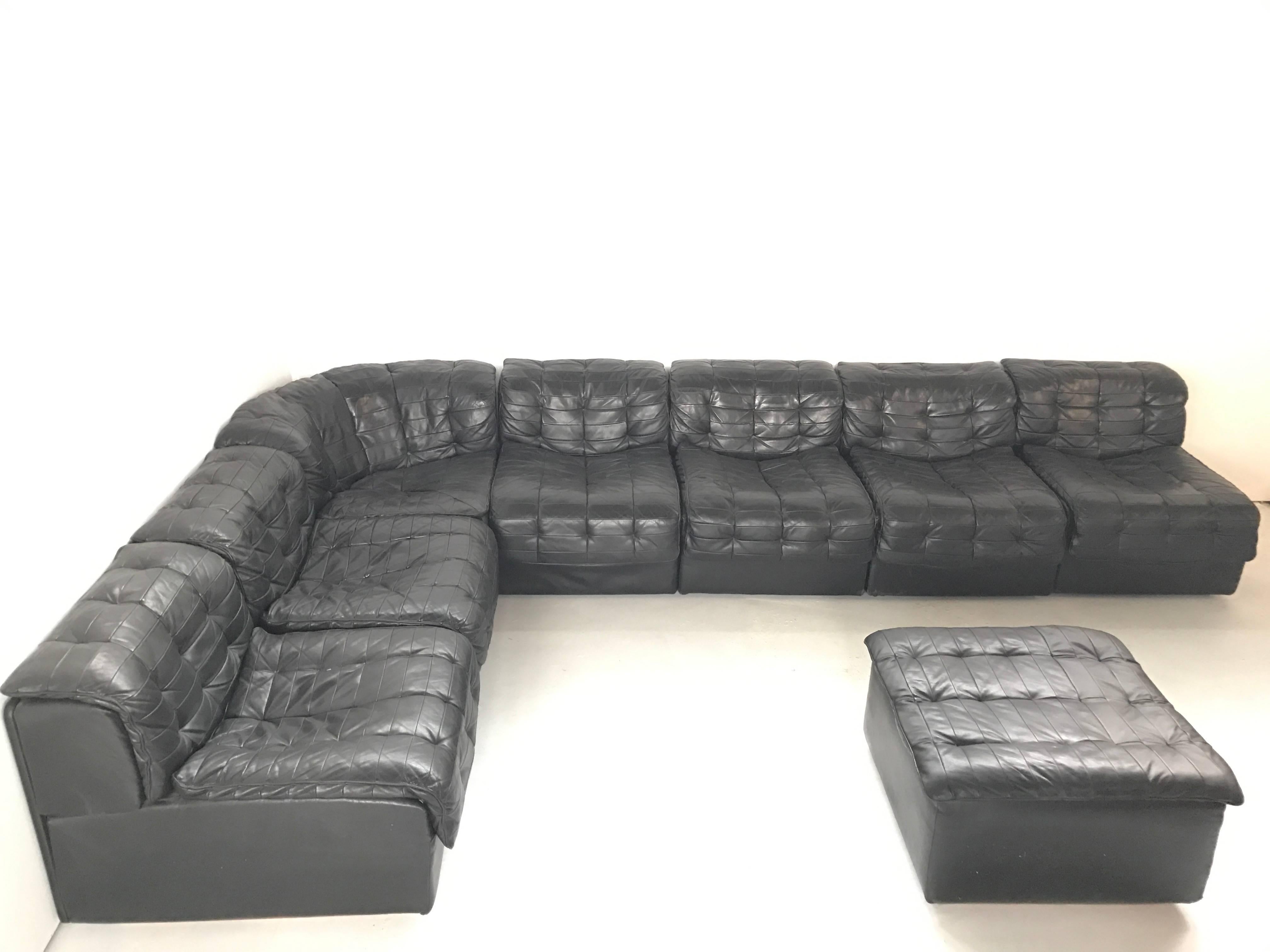 Very nice patchwork black De Sede sectional leather sofa. Rare to find in this excellent condition. 8 elements that allow a great variety of compositions.
Each module is 61cm high and 64cm width, seating height is 36cm
corner module is H 61cm x W