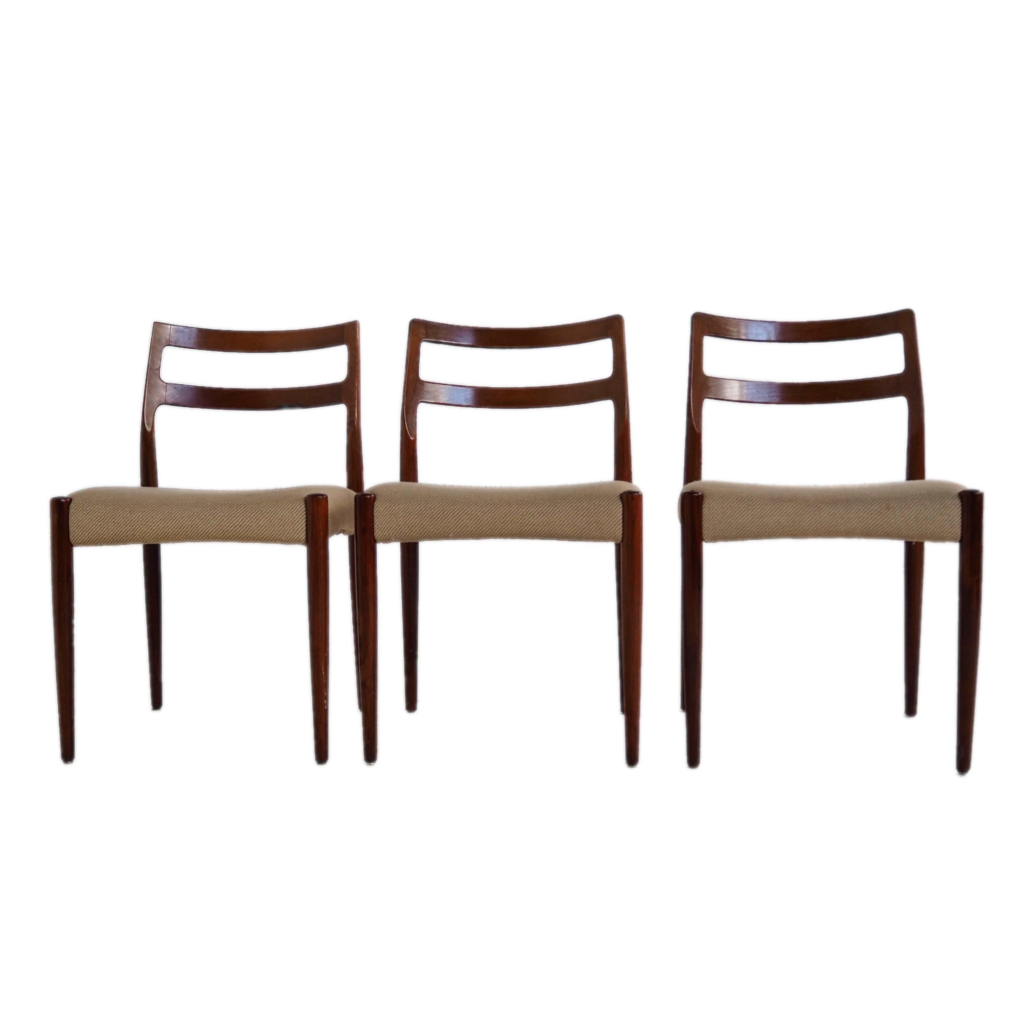 Beautiful set of three dining chairs by Johannes Andersen for Uldum Møbelfabrik.
Organic shape made from solid teak wood, in its original wool upholstery.