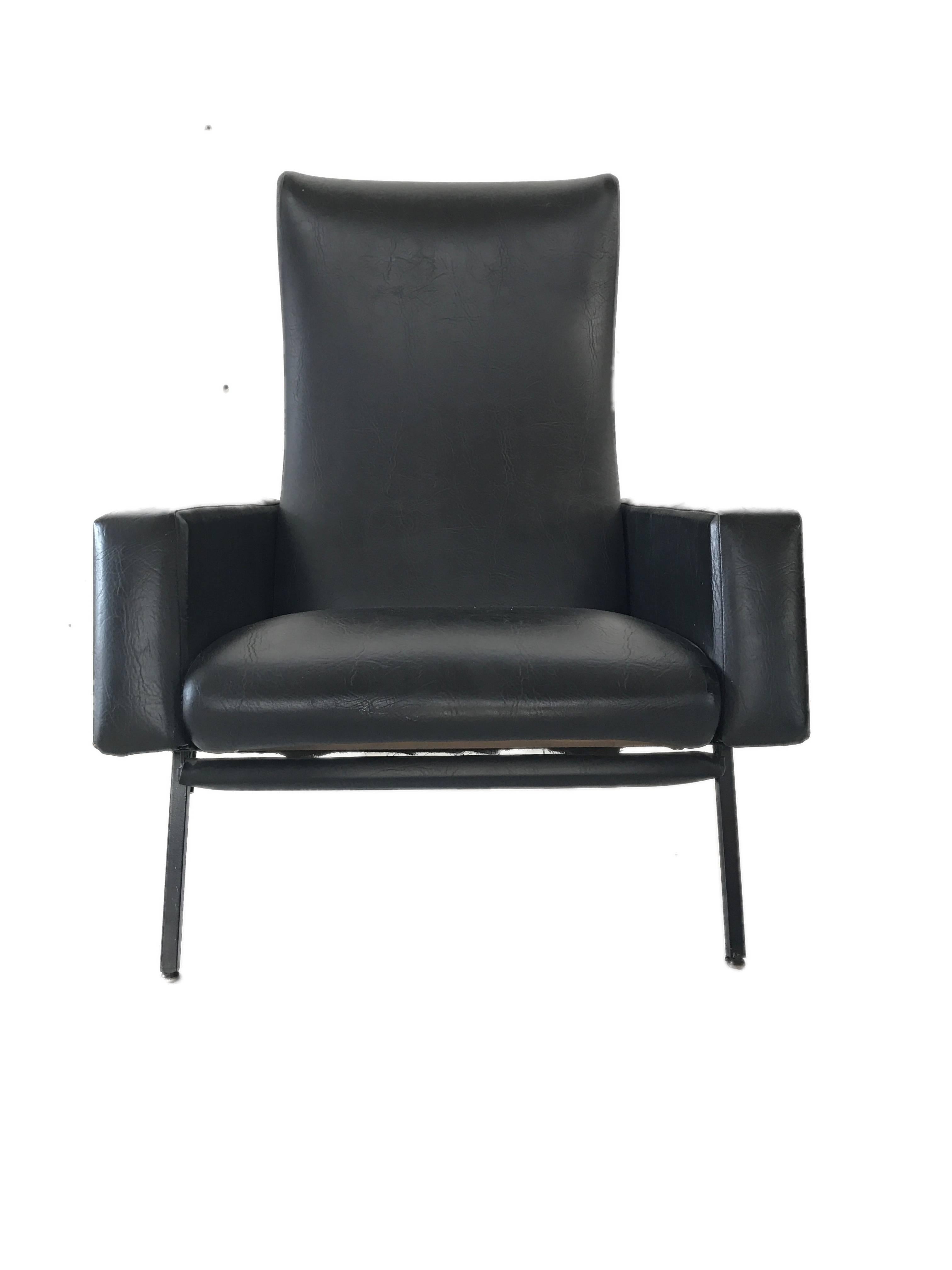 Trelax easy chair by Pierre Guariche for Meurop Belgium from the 1950s
Original black skai leather upholstery and a black lacquered metal base
Traces of wear and use consistent with age.