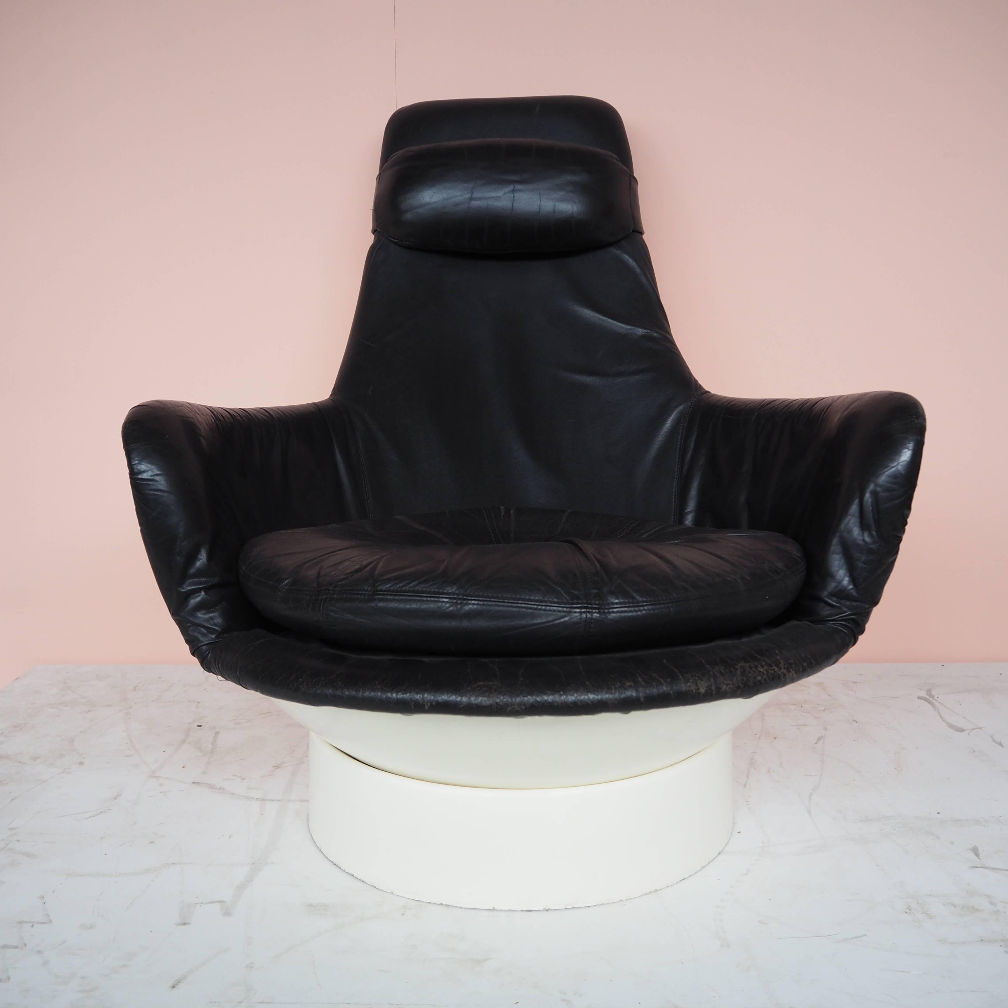 Rare Space Age Fiberglass and Black Leather Lounge chair In Good Condition For Sale In The Hague, NL