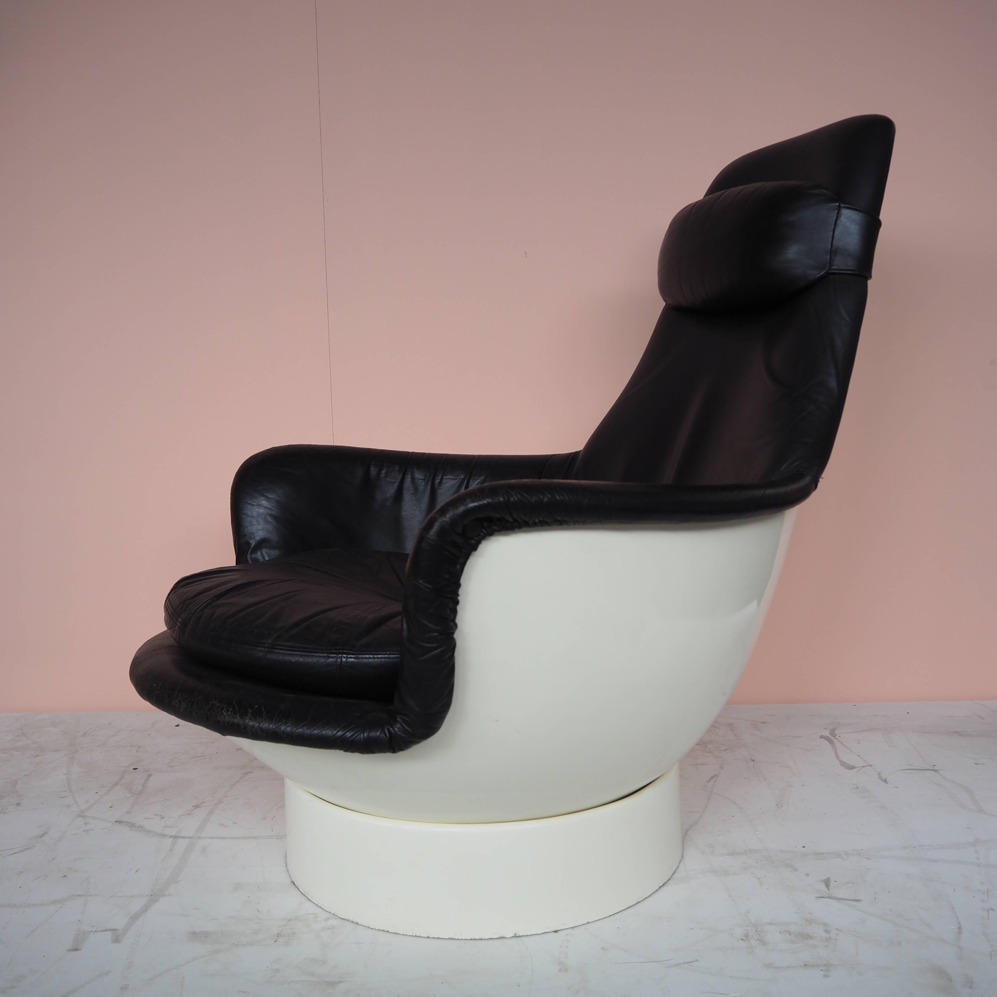 Late 20th Century Rare Space Age Fiberglass and Black Leather Lounge chair For Sale