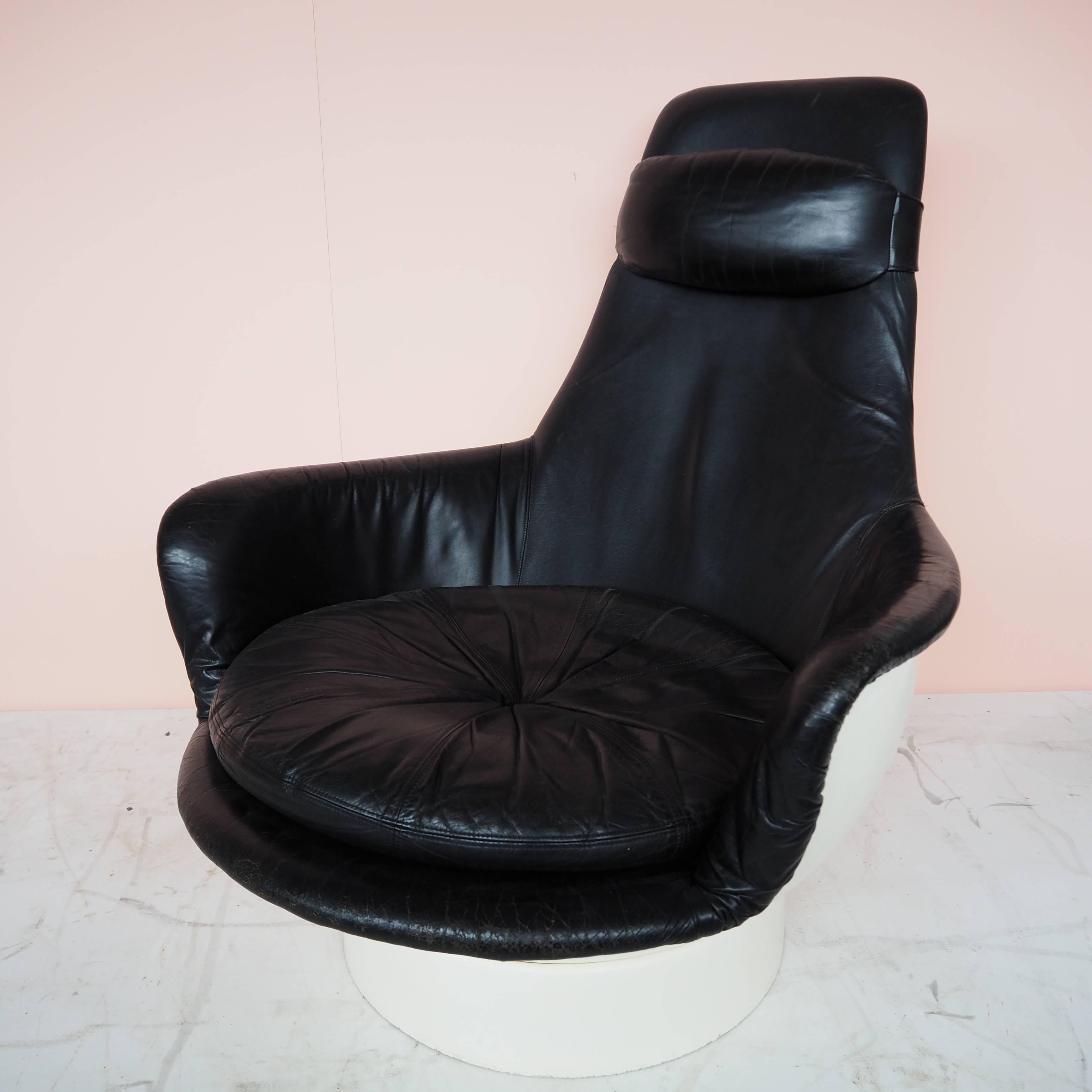 Rare Space Age Fiberglass and Black Leather Lounge chair For Sale 3