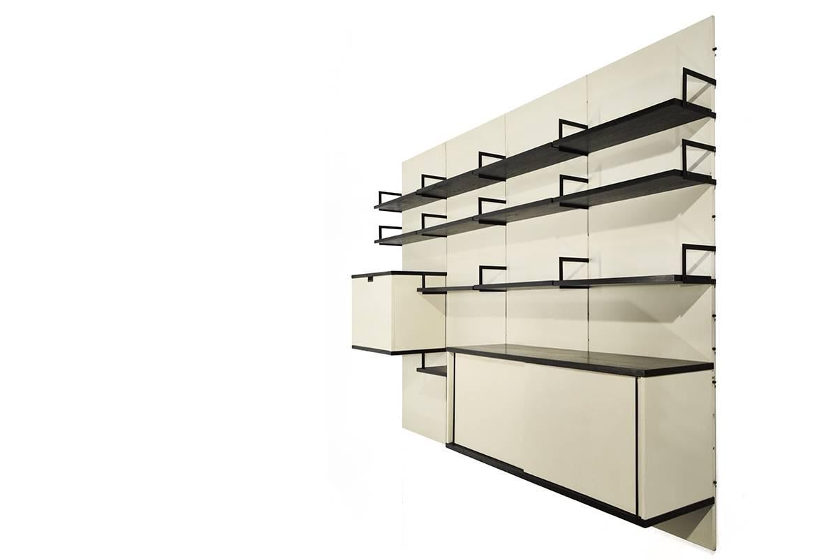 Minimalistic modular wall unit designed by Cees Braakman for UMS Pastoe in the 1950s.
This an exclusive large wall cabinet from the Japanese series. The modular wall unit is divided over four panels and the shelves can be arranged to your own