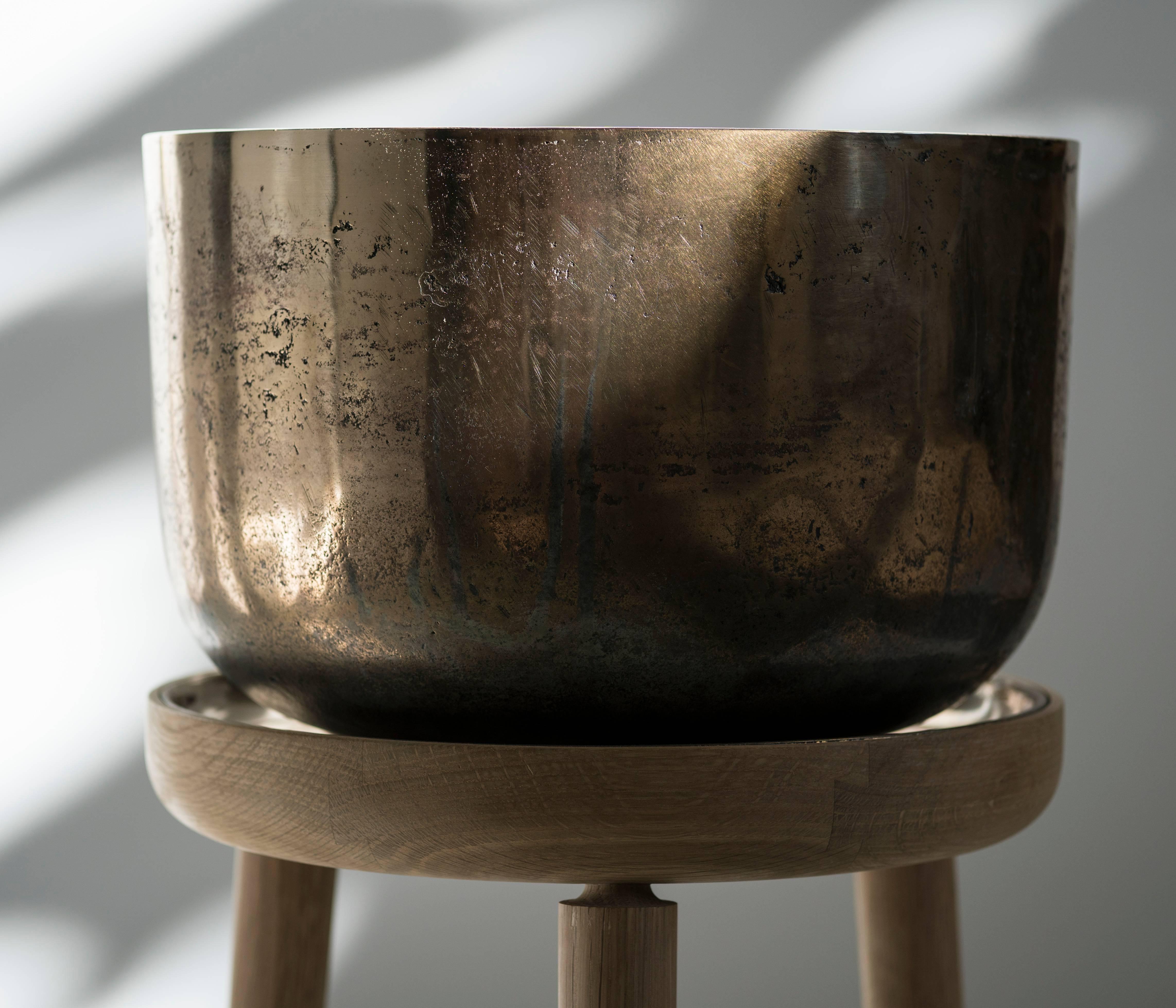 XXI secolo e contemporaneo Fioriera Baré, Oak bianco con vassoio e fioriera in bronzo fuso in vendita