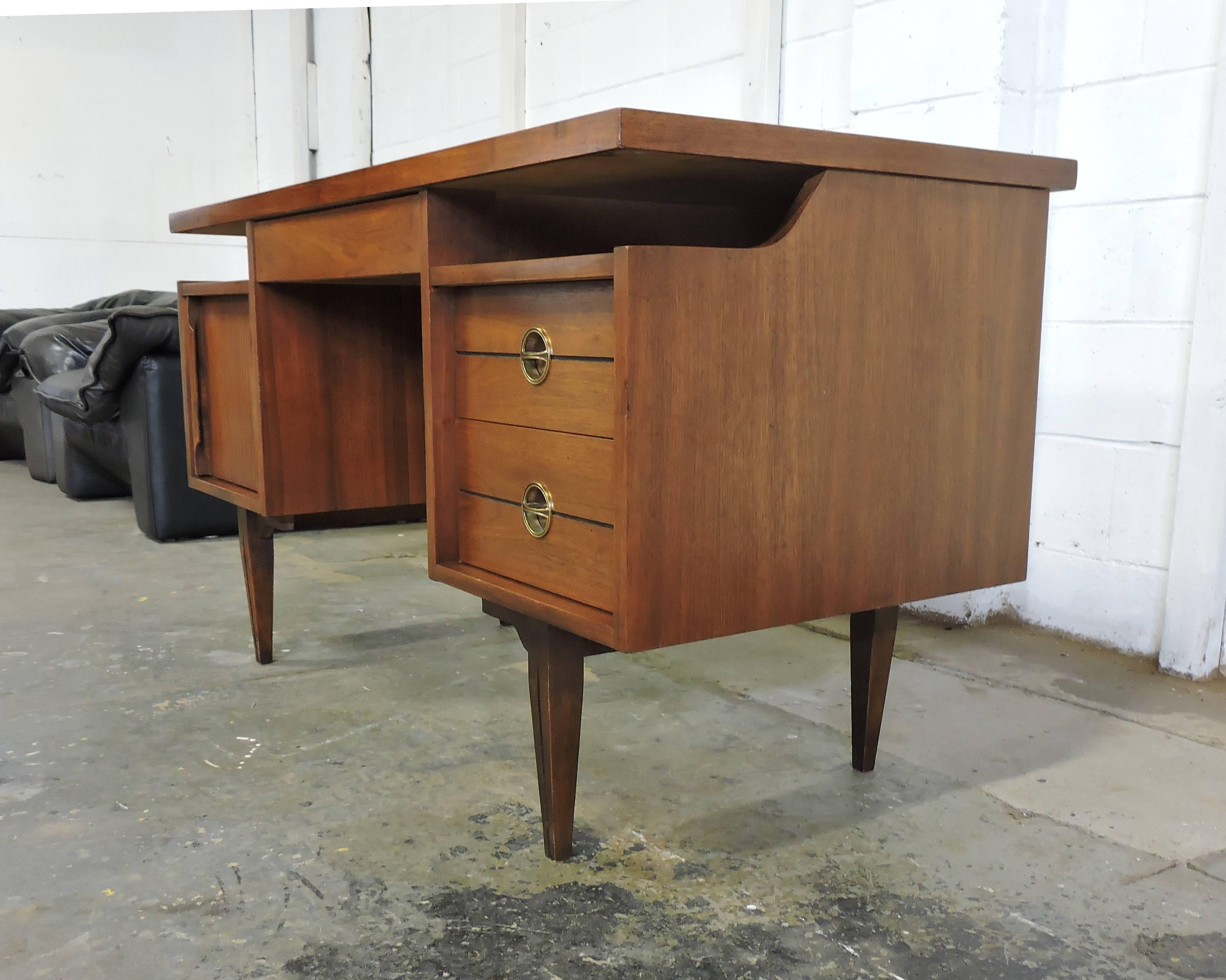 Hooker Mid-Century Modern Walnut Floating Top Desk In Good Condition In Chesterfield, NJ
