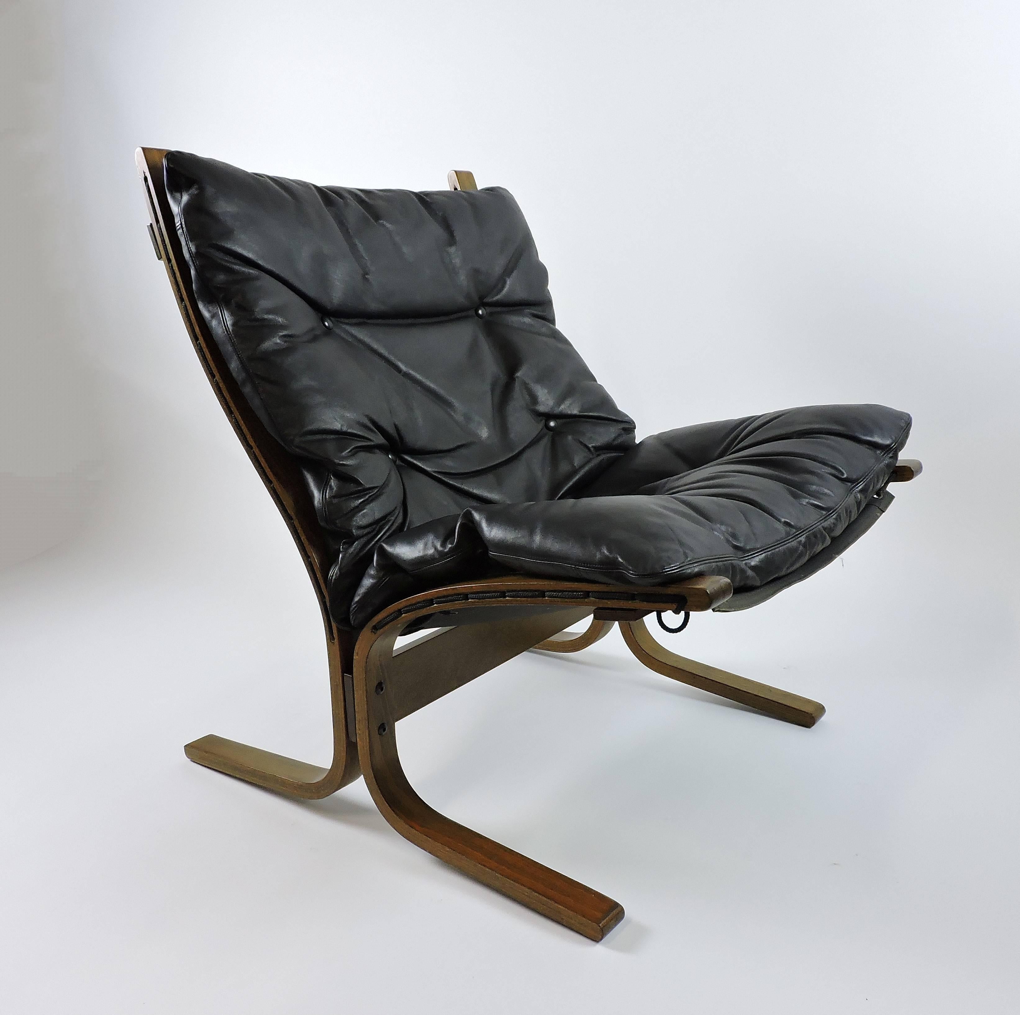 Sleek and sexy Siesta lounge chair designed by Ingmar Relling and made in Norway by Westnofa. This award winning chair has a bentwood frame with a black leather cushion that sits on a canvas sling. Labelled with a Westnofa Furniture Made in Norway,
