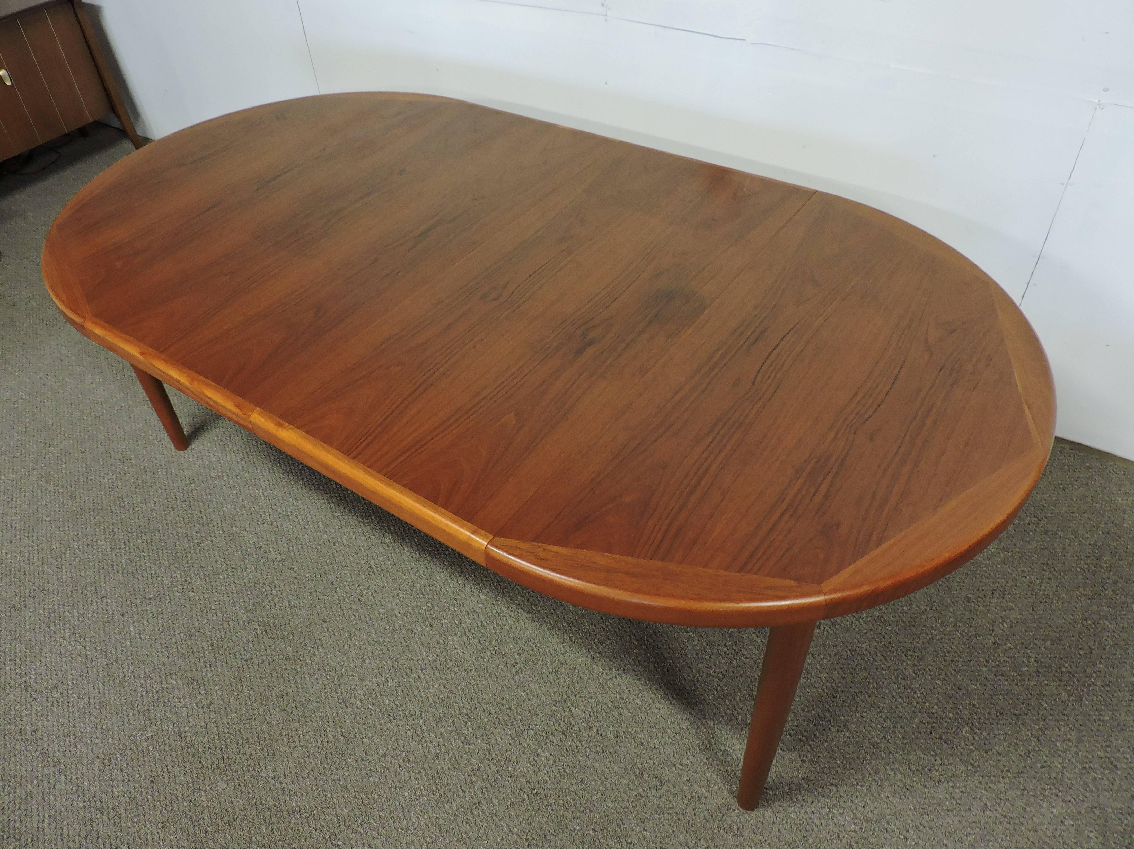 Danish Modern Teak Extendable Dining Table by Vejle Stole with Two Leaves In Good Condition In Chesterfield, NJ