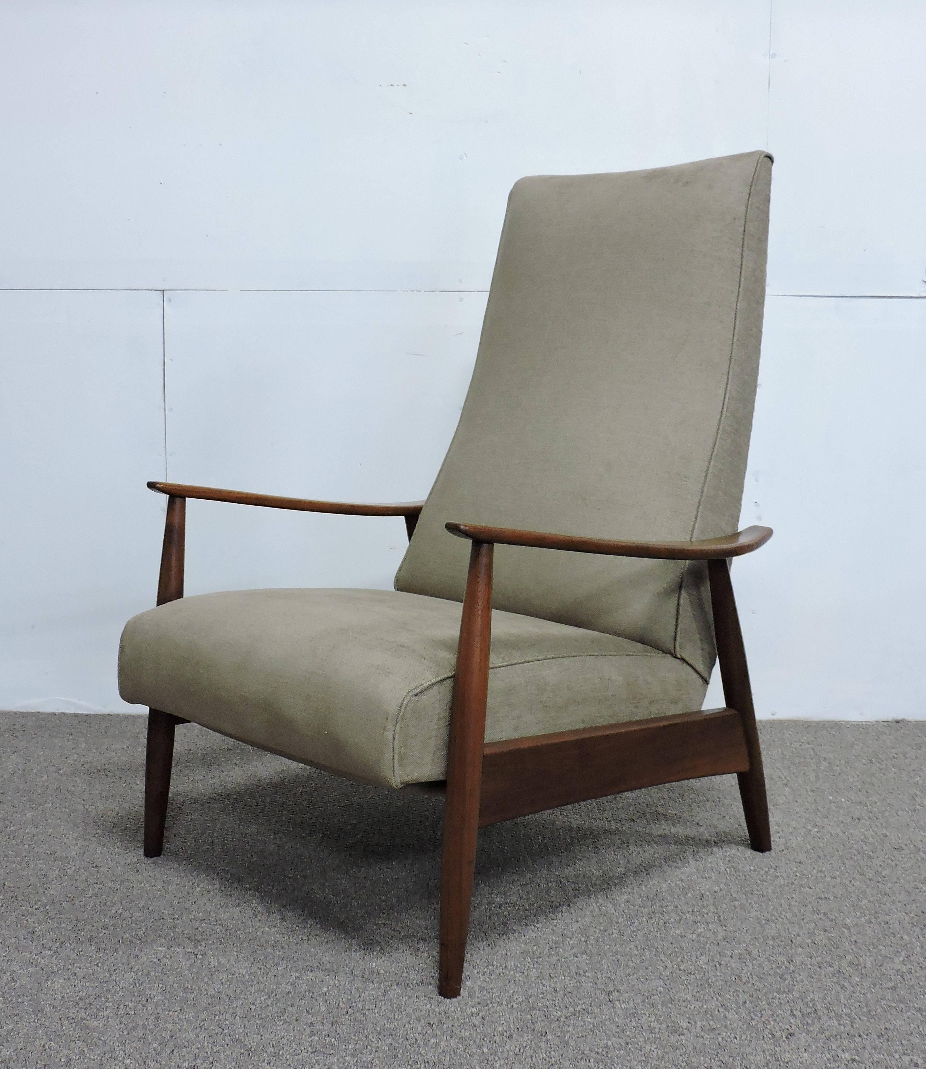 Classic design reclining lounge chair designed by Milo Baughman for Thayer Coggin. This very comfortable chair has a sculpted walnut frame and two reclining positions for added comfort. It has been professionally reupholstered in a beautiful neutral