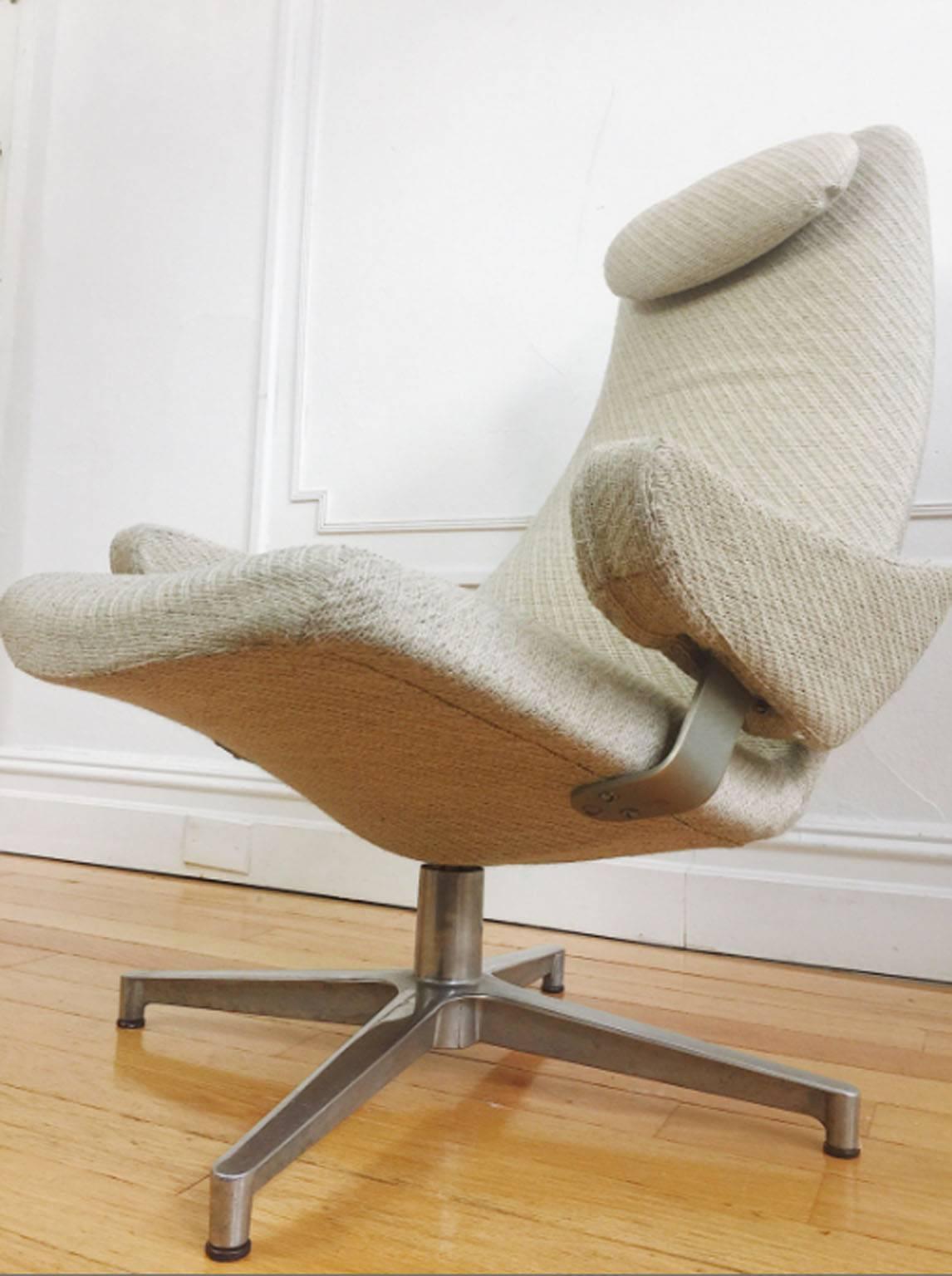 Mid-Century Modern DUX lounge chair by Alf Svensson. Slight recline, swivels 360 degrees, ergonomic design, head rest, heavy metal base and floating arm rests. Original fabric is in excellent vintage condition with some very light