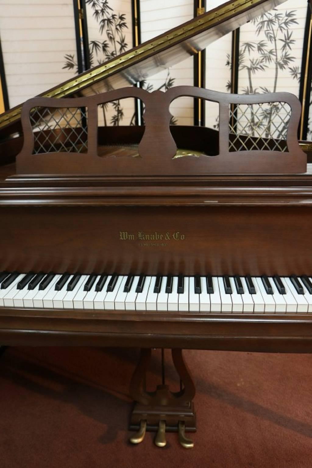 Art Case Knabe Baby Grand Piano 1978 Beautiful Chocolate Mahogany  In Excellent Condition In Port Jefferson, NY
