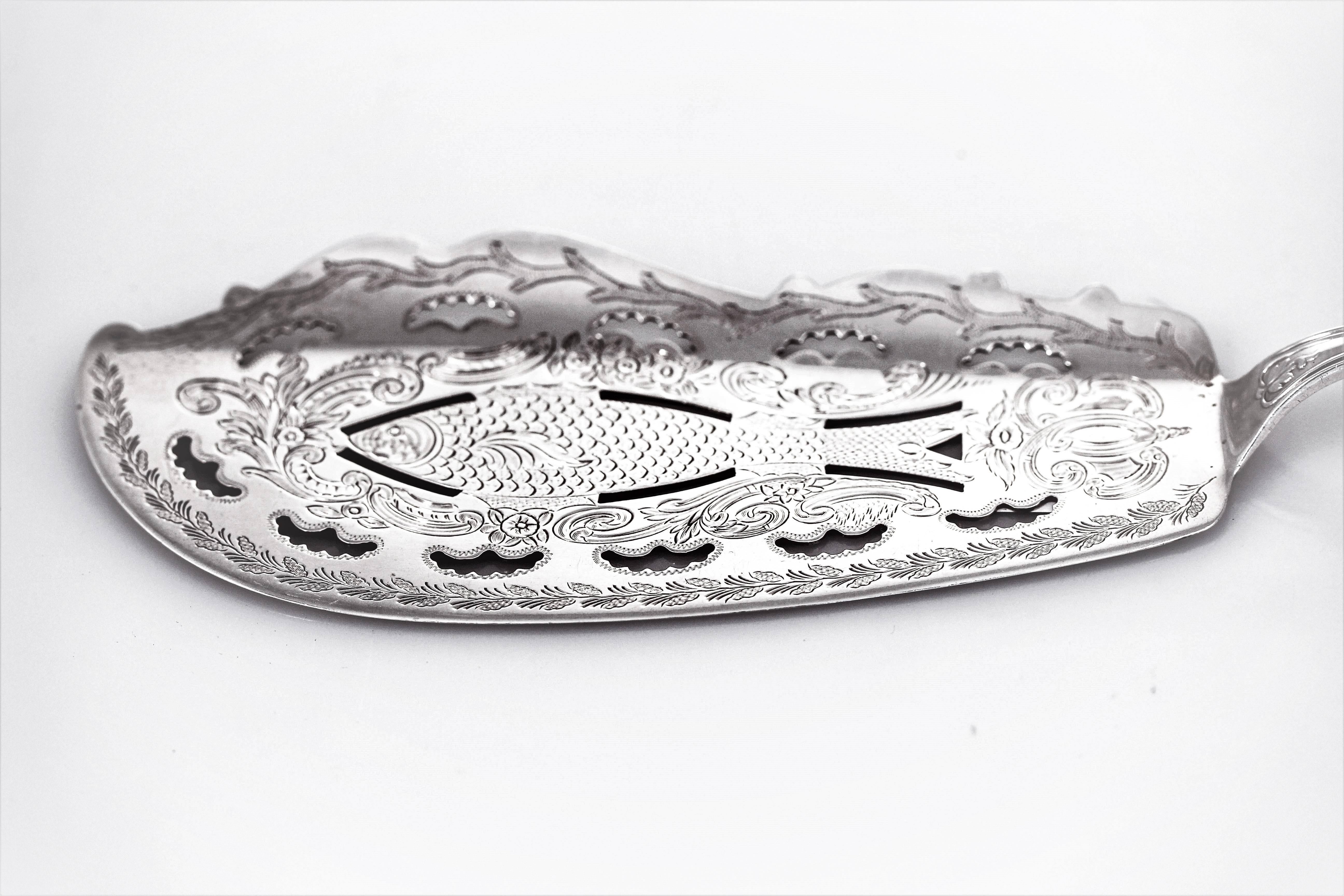 The fish server is just exquisite, a work of art! One side is smooth and rounded while the other is scalloped and slightly raised. In the center a fish with scales appears to be swimming. The cutout beneath and above represents the sea. Throughout,