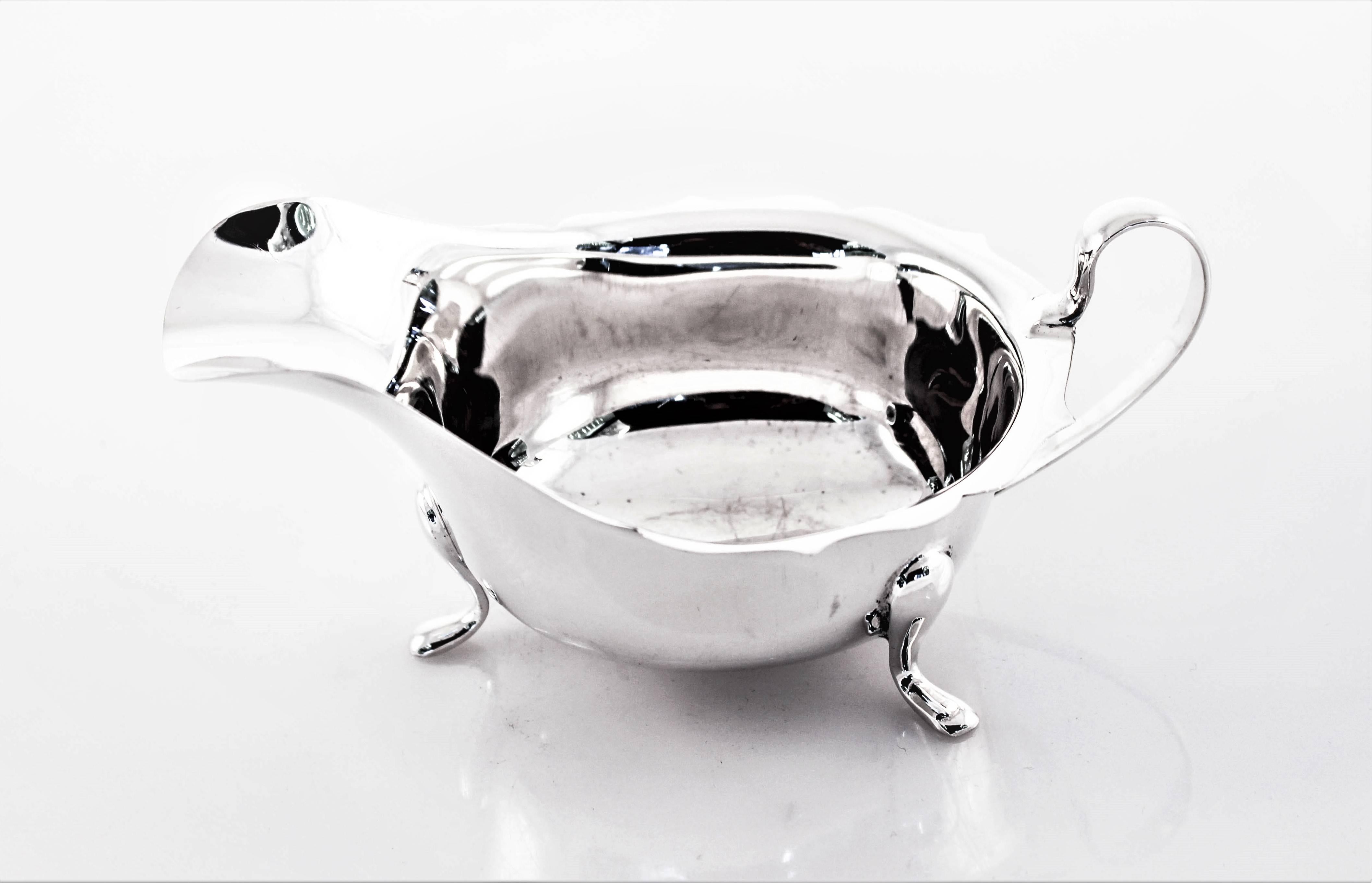 Gravy is messy, but serving it doesn’t need to be. This English gravy boat comes with an under-tray that makes passing it not only easy but neat. No more drips on your lovely tablecloth, everything is caught on the tray. In traditional English