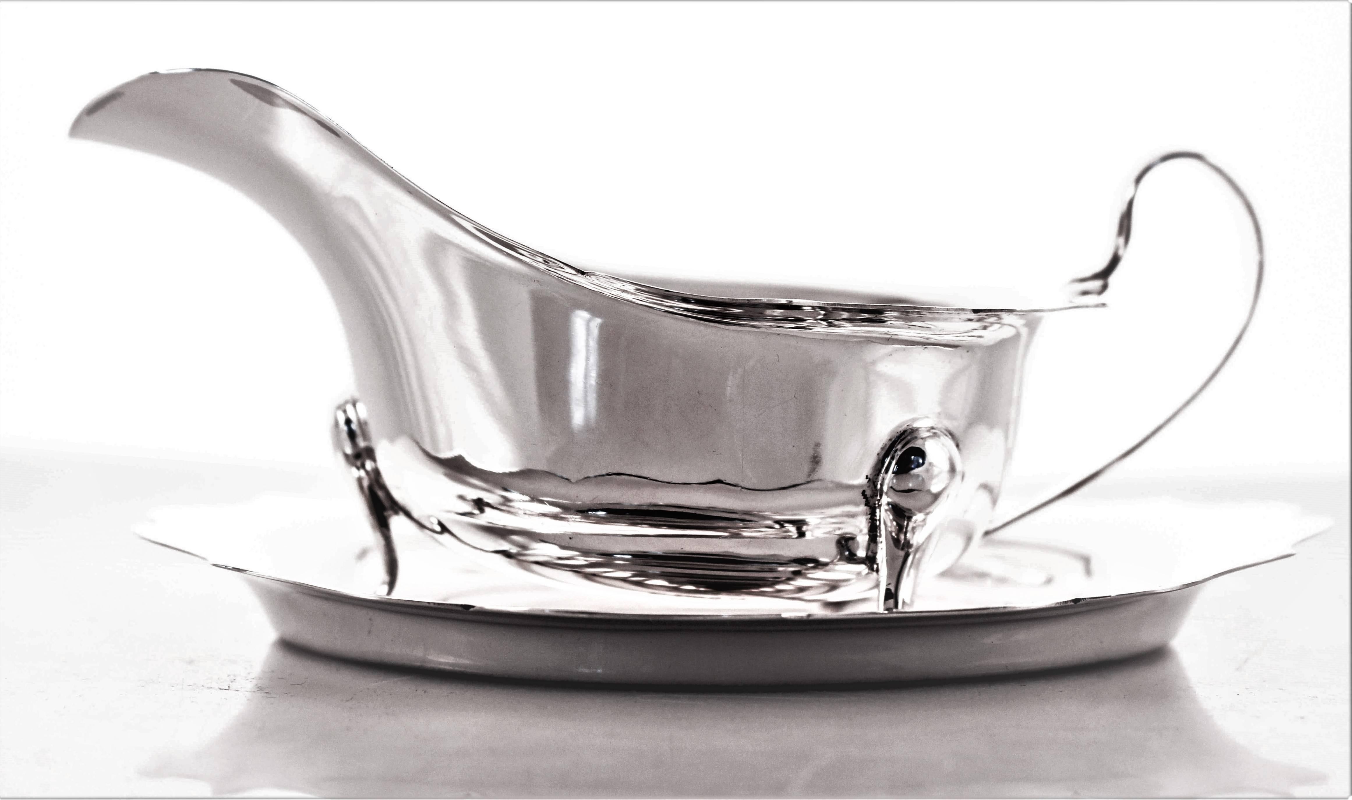 Mid-20th Century English Gravy Boat and Plate
