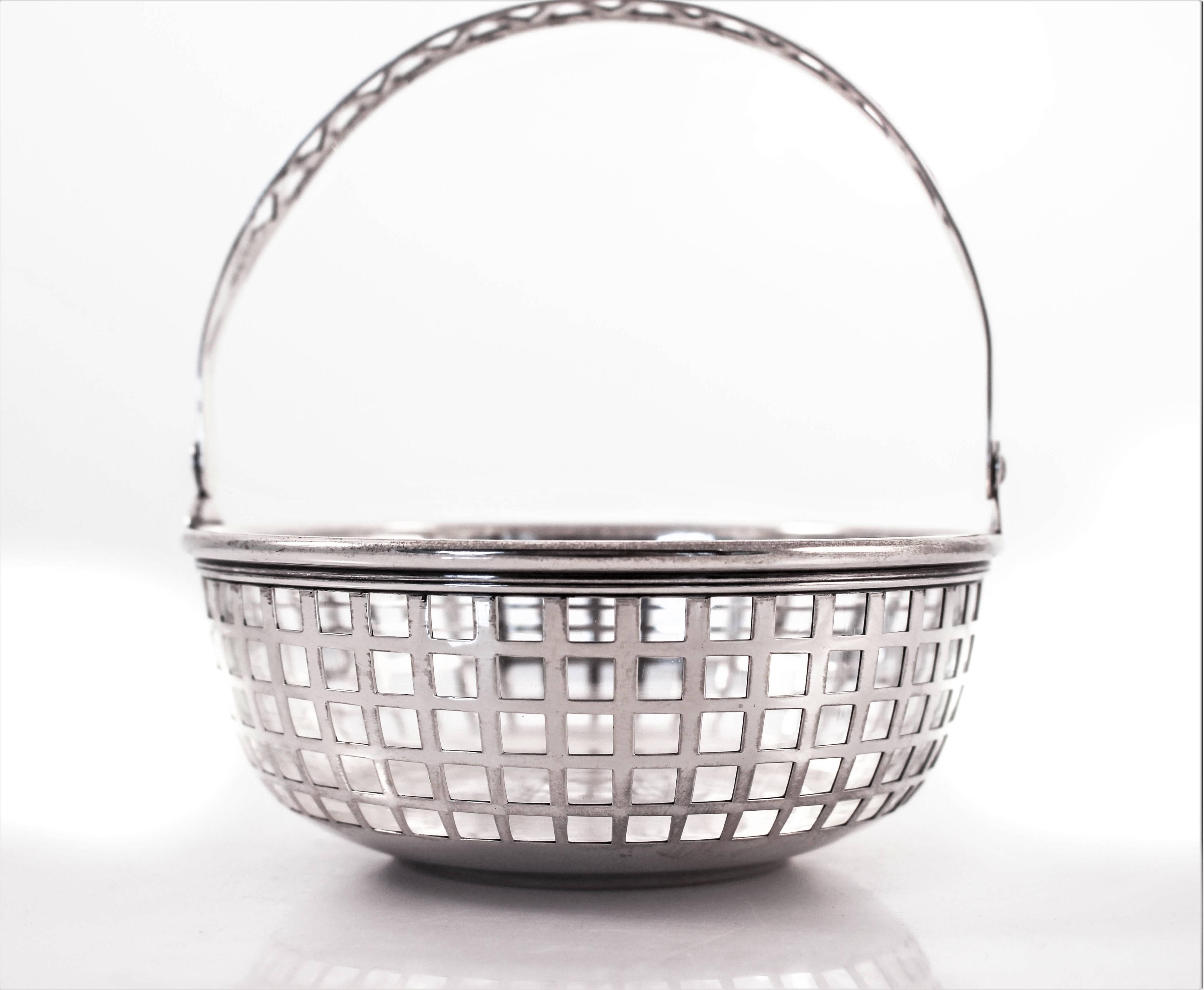 basket with scalloped liner