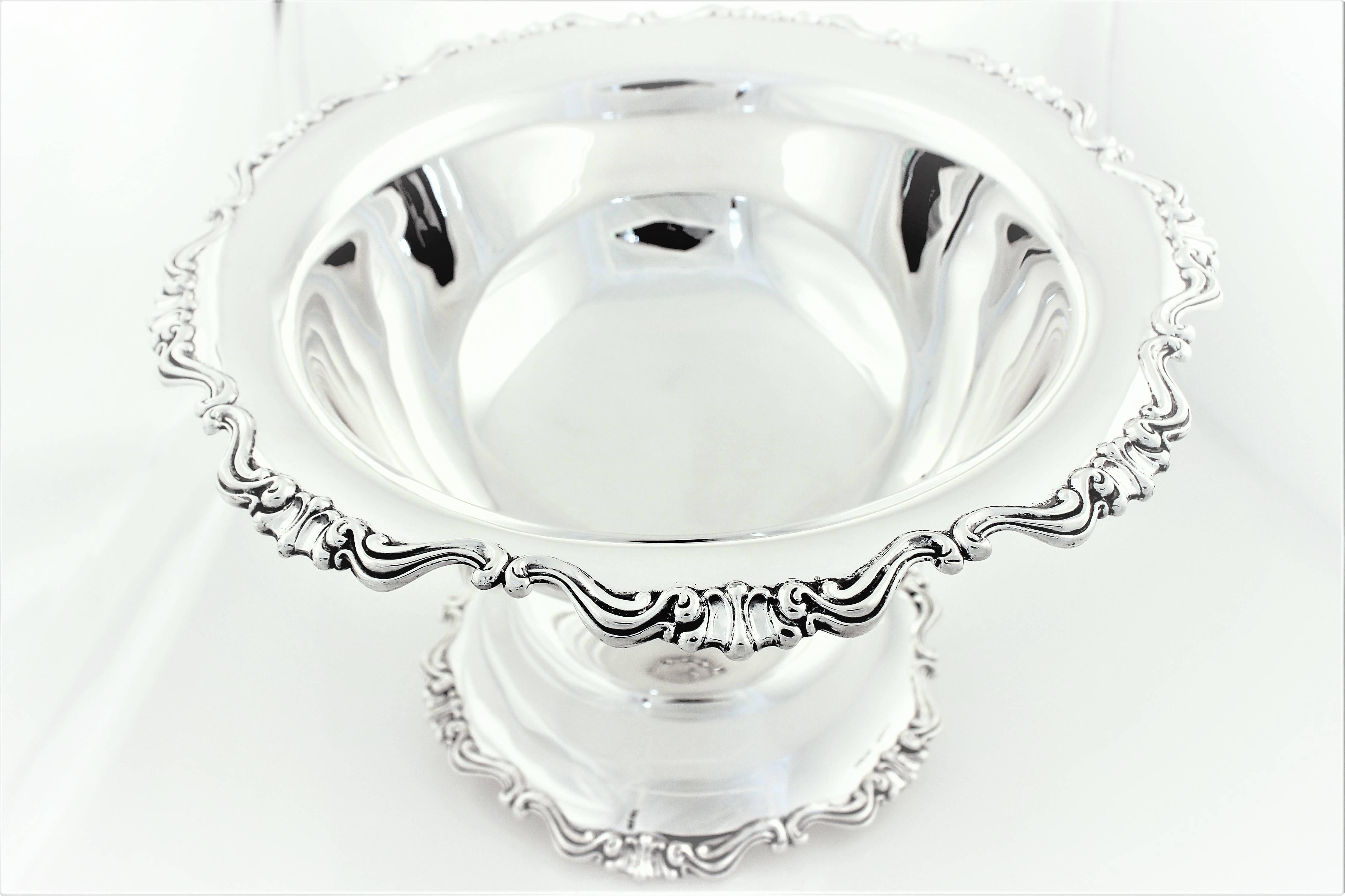 A scalloped top rim that compliments the base rim with a decorative pattern both on top and bottom. Perfect for the center of a dining room table, it's as much decorative as it is functional.