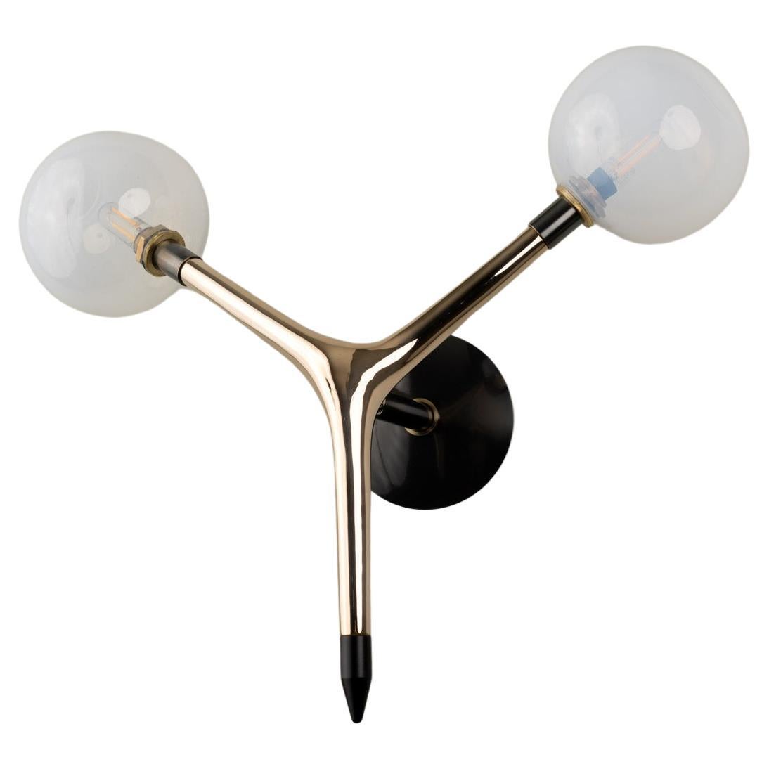 Sconce moderne organiche in fusione di bronzo con globi di vetro bianco soffiato a mano