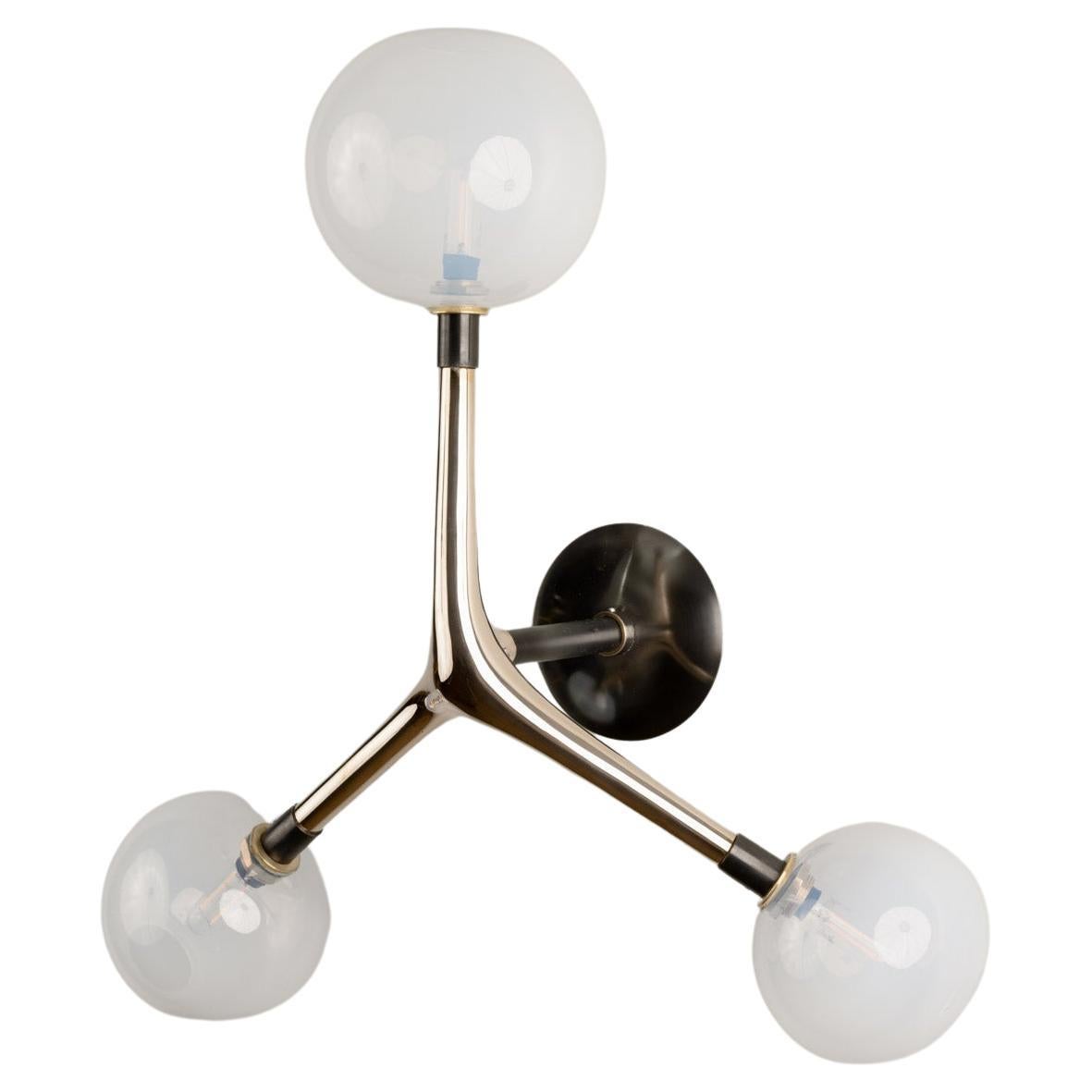 Sconce moderne organiche in bronzo lucidato con globi di vetro soffiato bianco