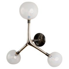 Sconce moderne organiche in bronzo lucidato con globi di vetro soffiato bianco