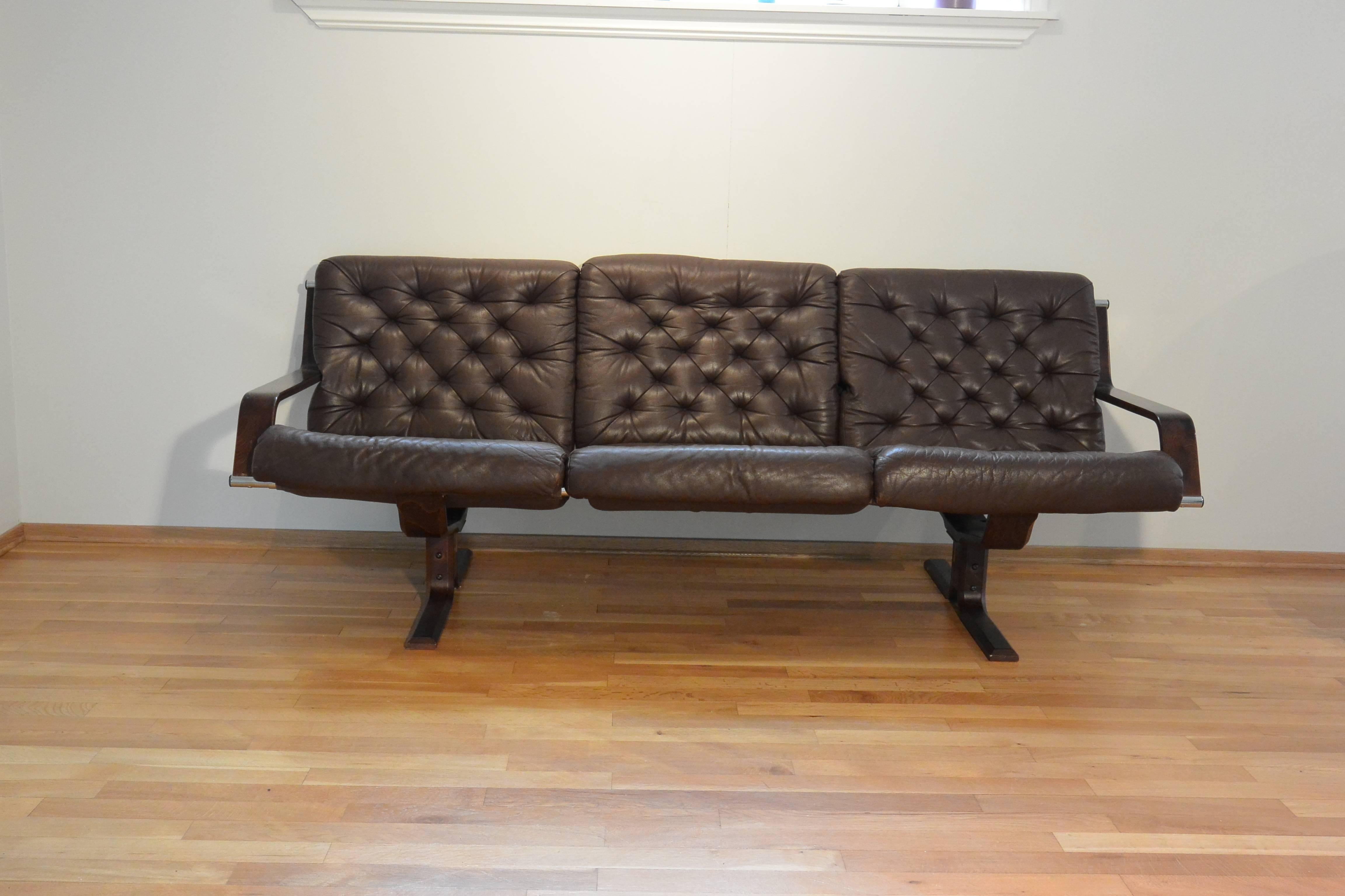 The Woodman Restman designed by Sigurd Ressell manufactured by Vatne Møbler, Norway. 

A rare gem confirmed from the Vatne catalogue, see image on photograpghs. Stunning design and a quality Norwegian build. This thick leather hide sofa on rare