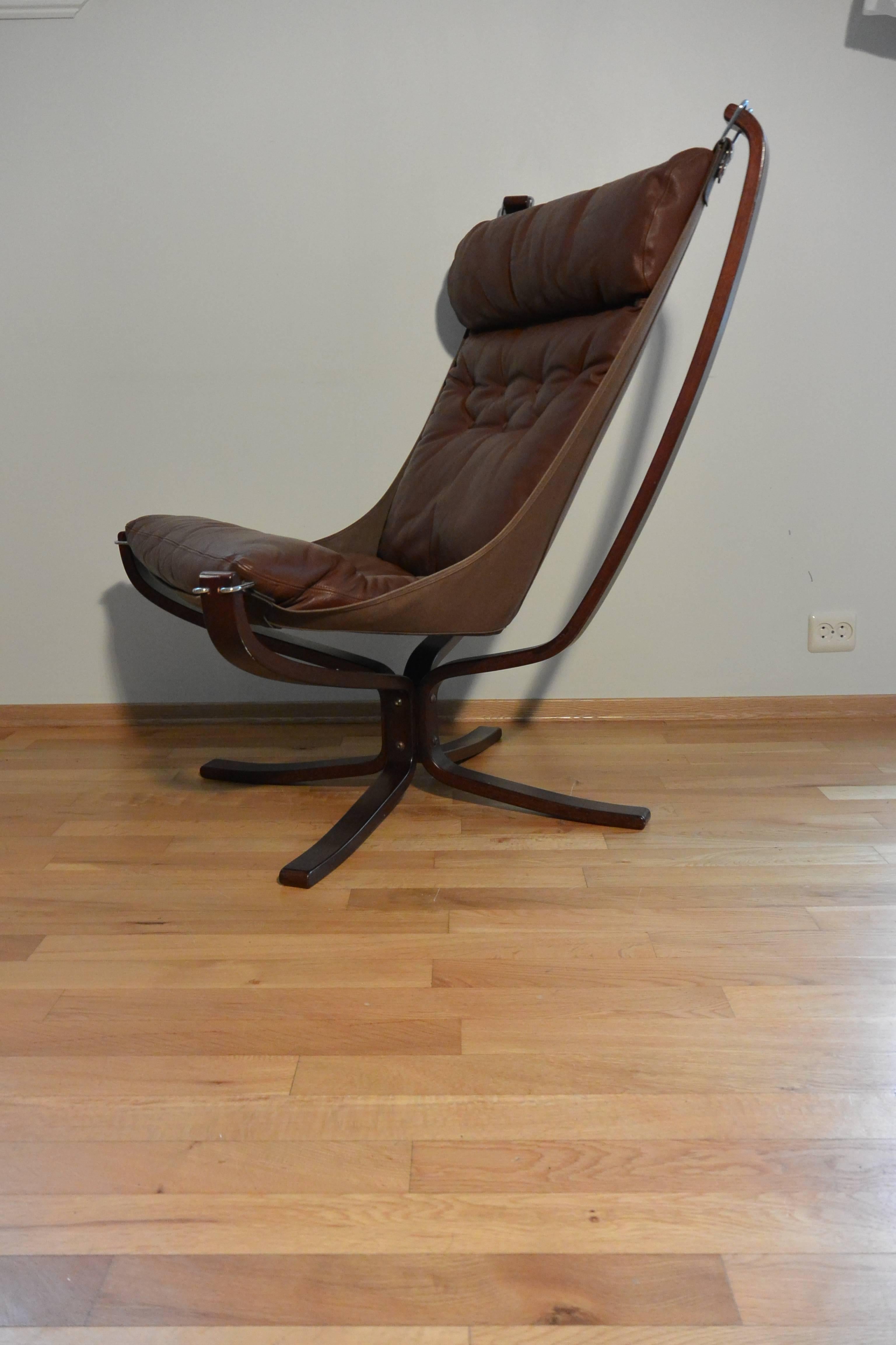 Laminated Chestnut Brown Falcon Chair Vintage Norwegian Design For Sale