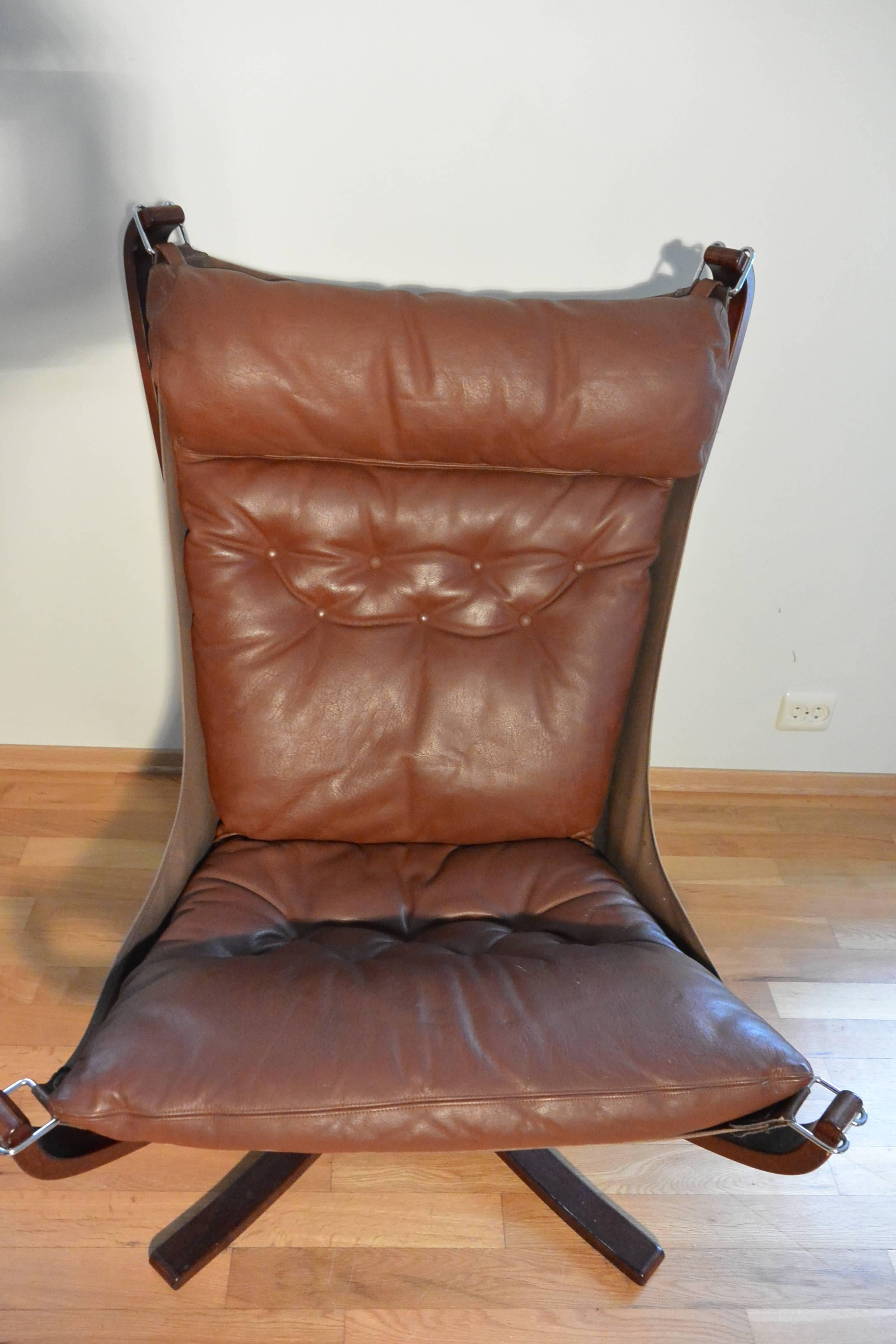 Chestnut Brown Falcon Chair Vintage Norwegian Design In Excellent Condition For Sale In Notteroy, NO