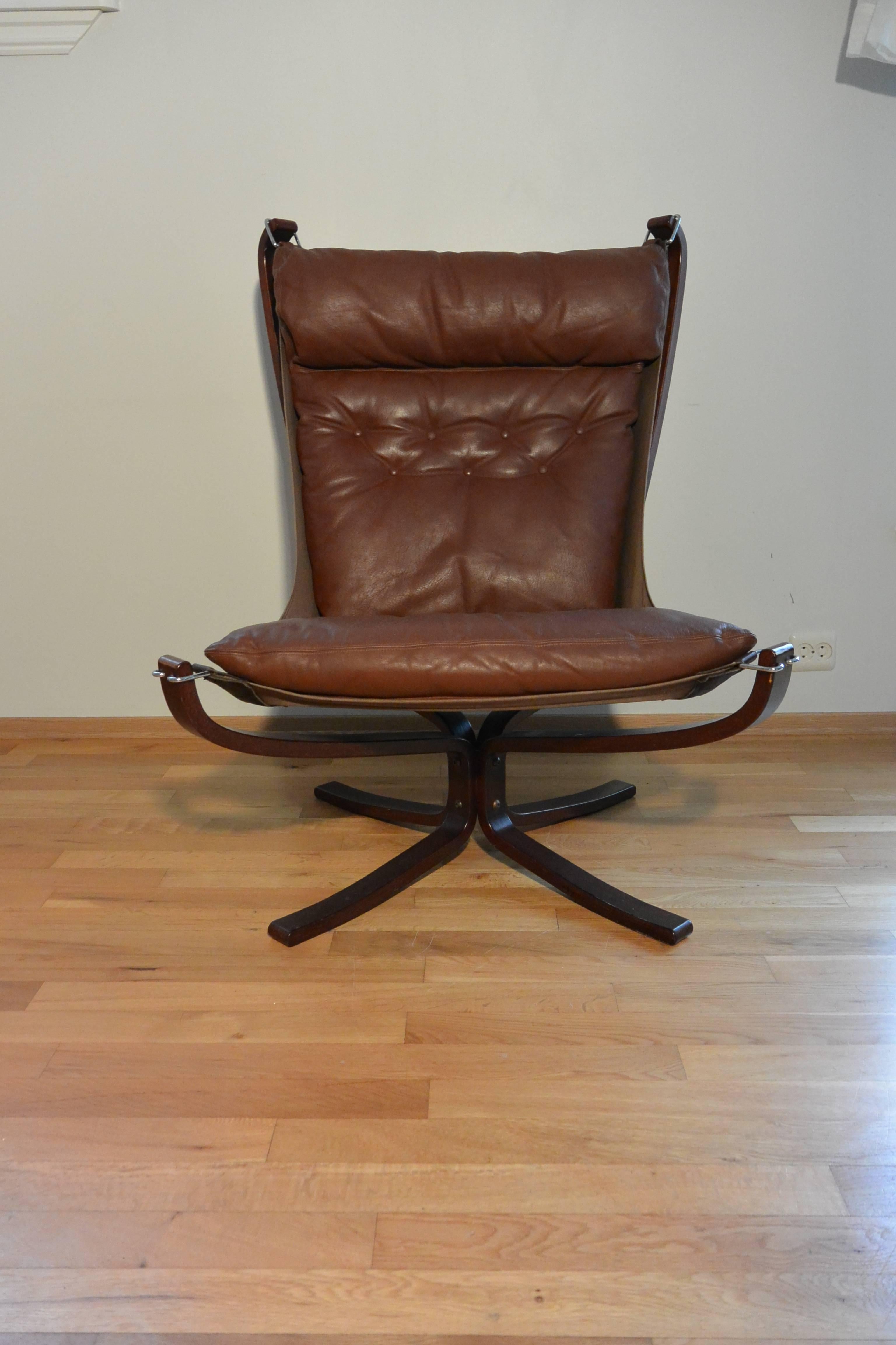 Chestnut Brown Falcon Chair Vintage Norwegian Design For Sale 3