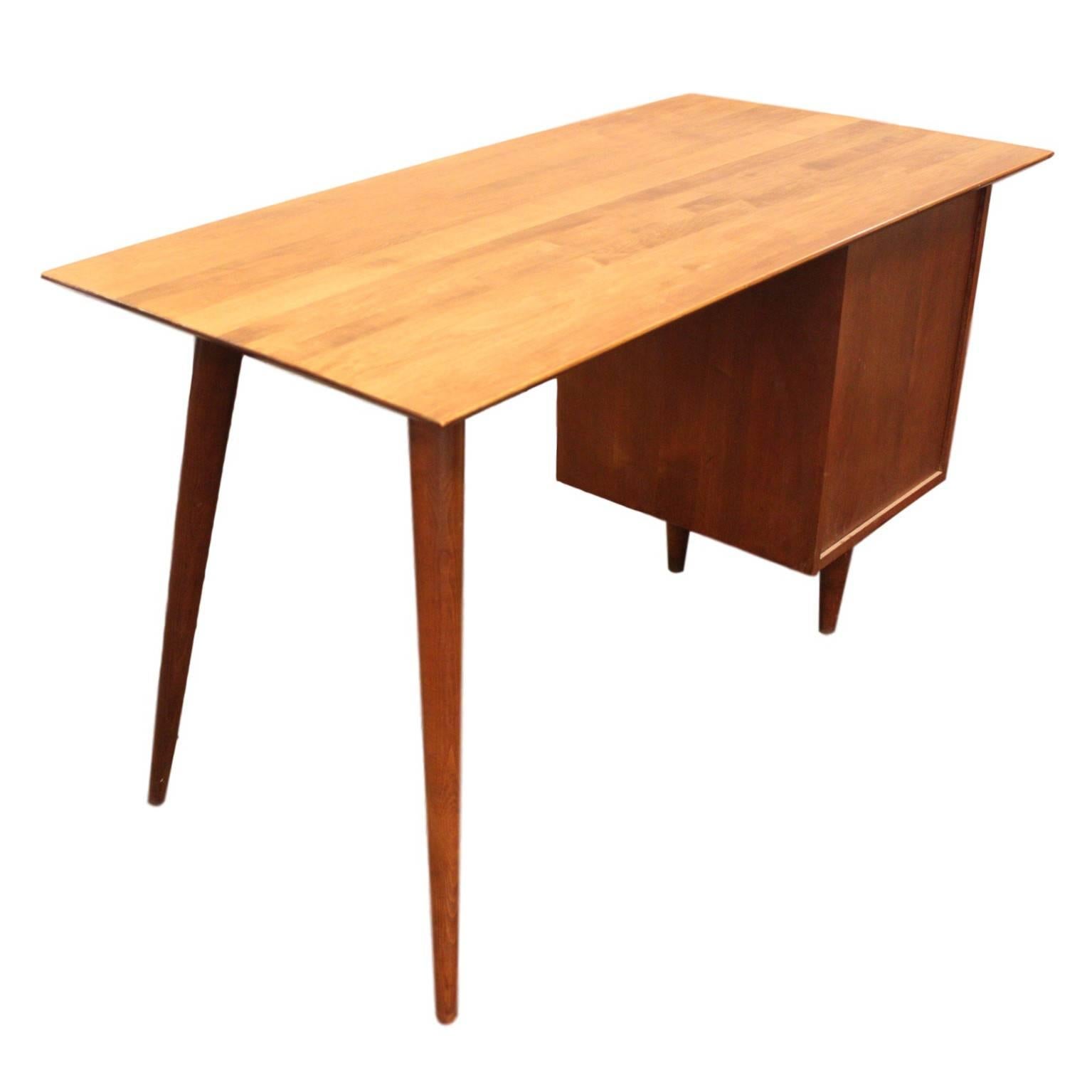 This fantastic little desk is an original 1950s piece designed by the renowned Paul McCobb for the Planner Group and manufactured by the Winchendon Furniture Company. Desk has lots of Mid-Century style in a compact package that can be used almost