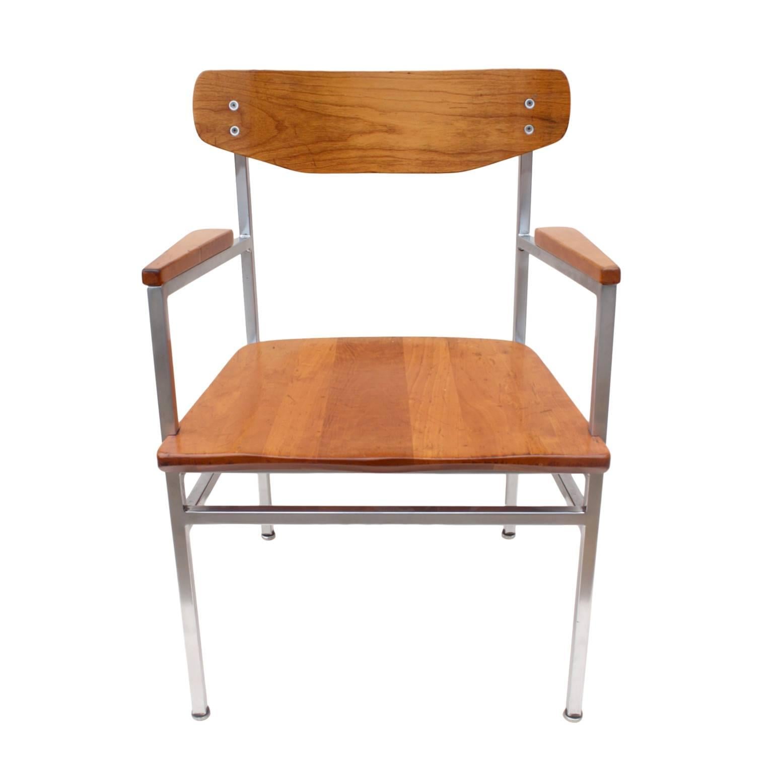 Américain Rare ensemble de six chaises de salle à manger en cerisier et chrome des années 1960, de style moderne du milieu du siècle dernier en vente