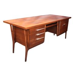 Bureau de direction iconique des années 1950 en noyer:: de style moderne du milieu du siècle:: de Leopold Desk Co.