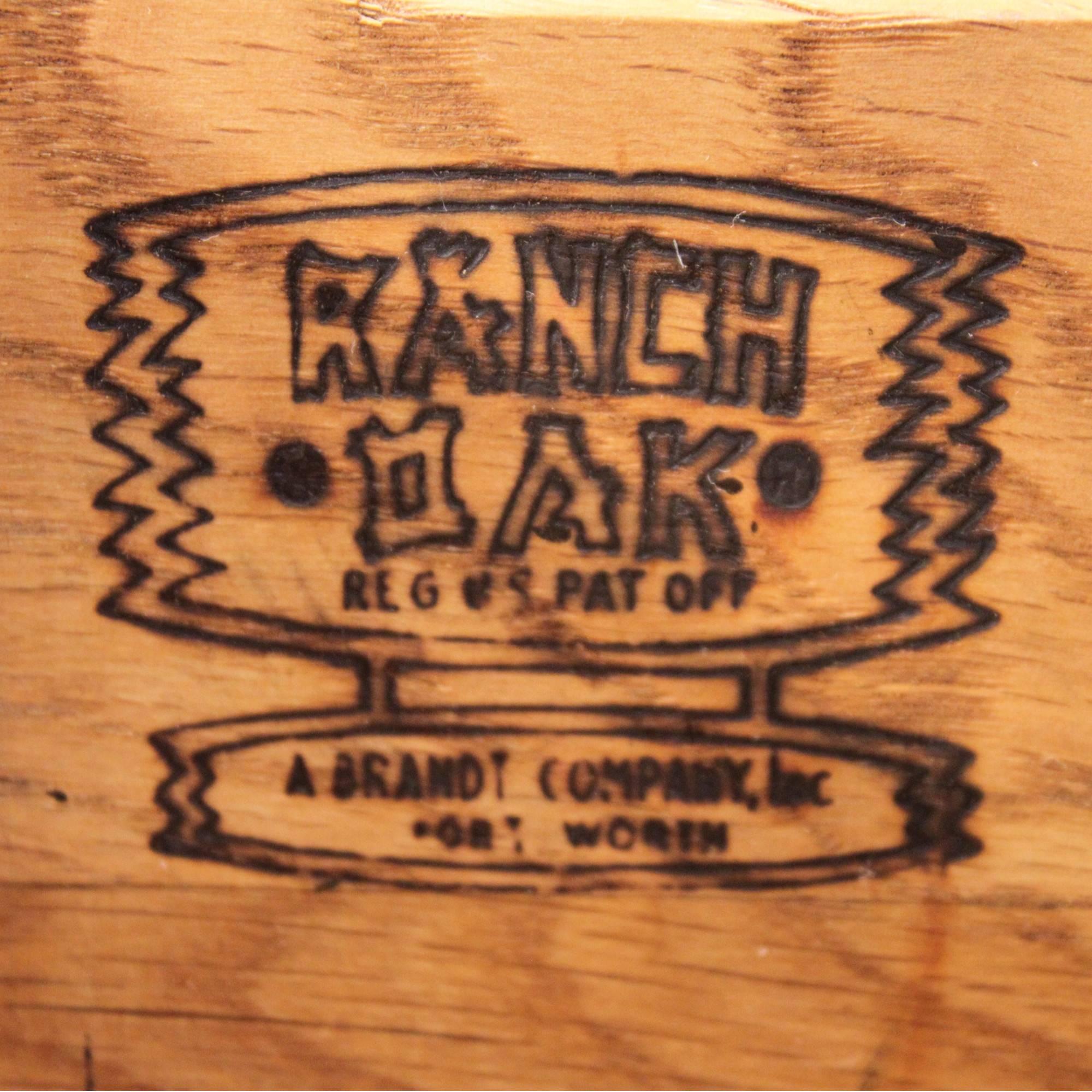 Vintage-Schreibtisch aus Ranch-Eiche und passender Stuhl von Brandt aus der Mitte des Jahrhunderts (Eichenholz) im Angebot