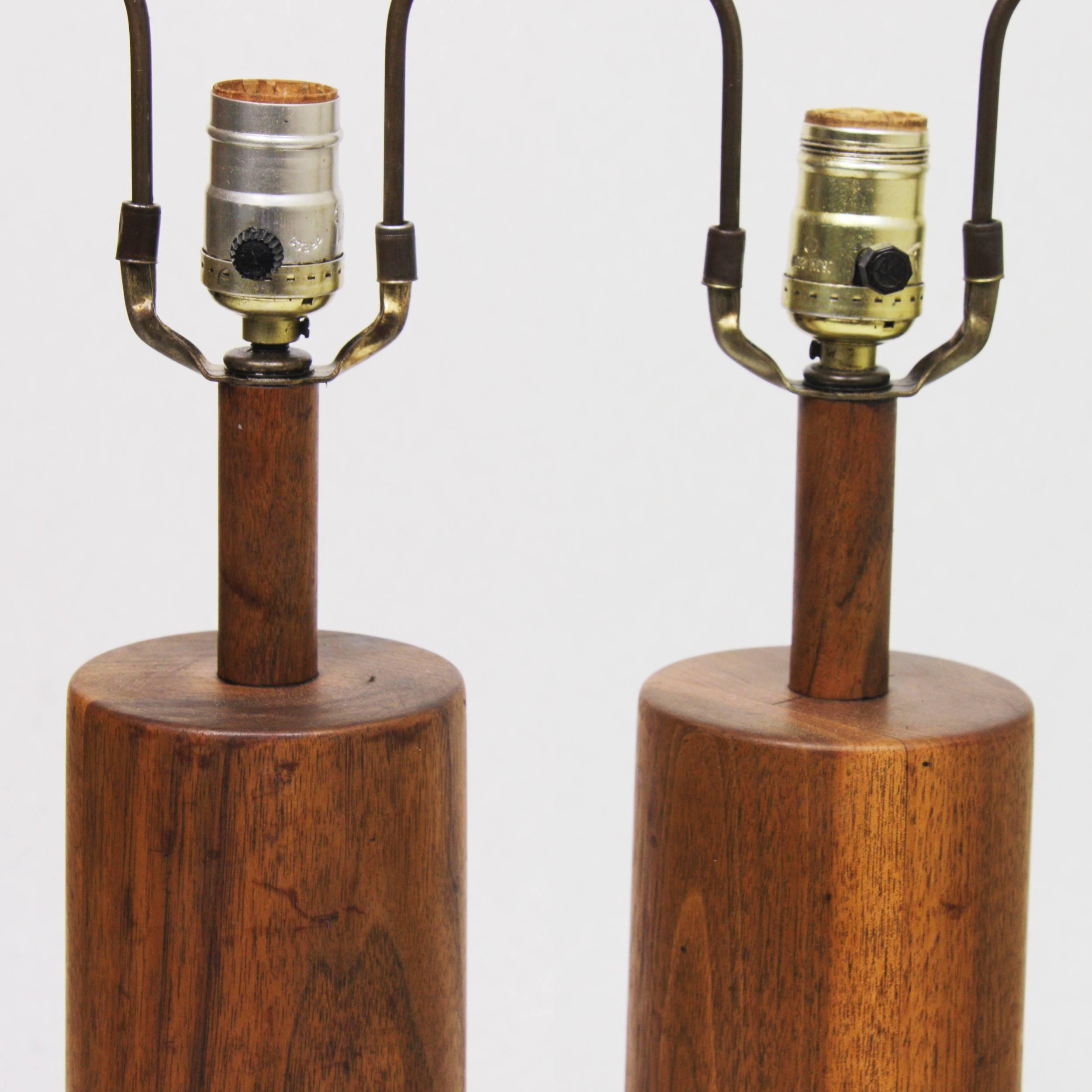 Turned Pair Vintage Martz Marshall Studios W31-28 Mid-Century Modern Walnut Table Lamps For Sale