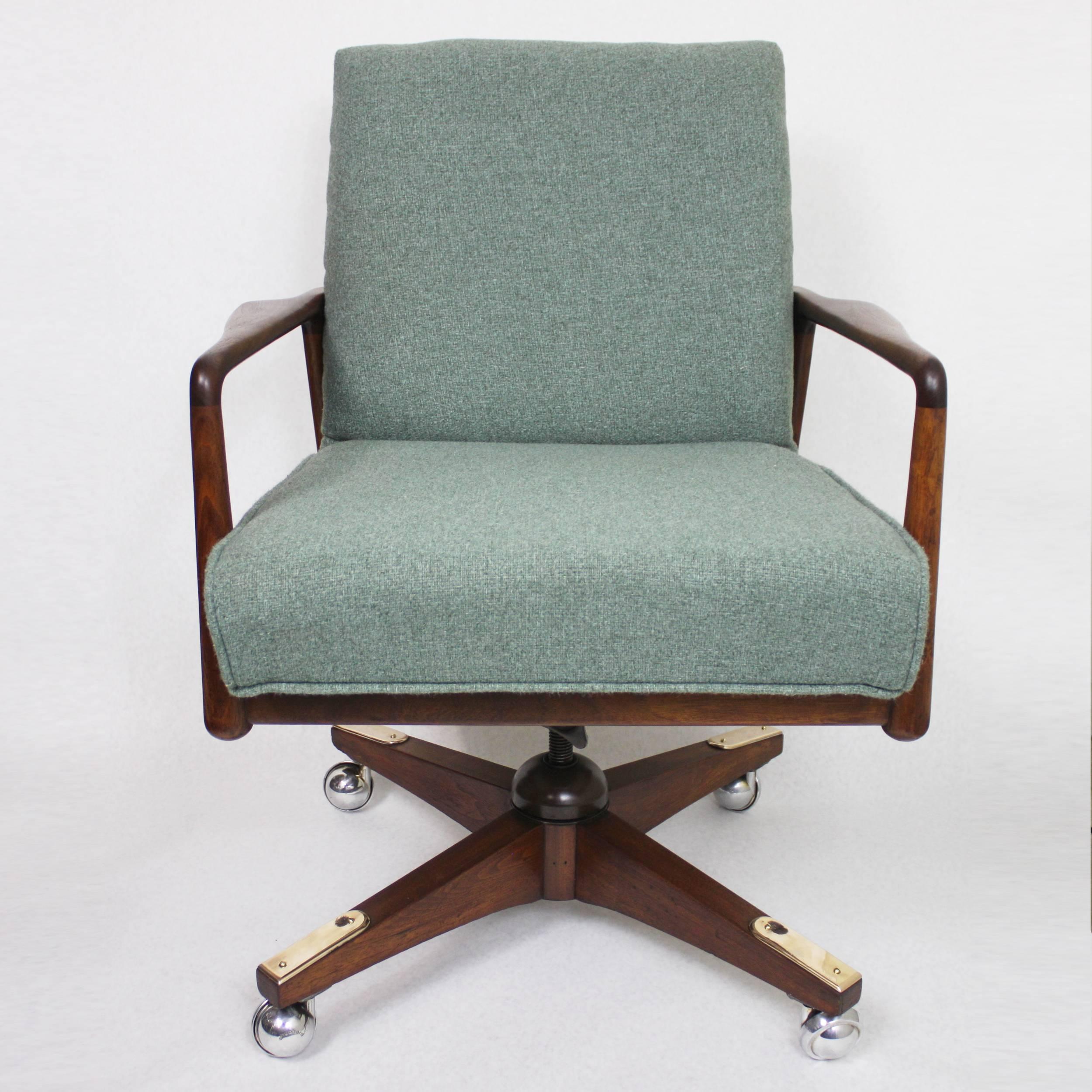 Vintage Mid-Century Modern Walnut Desk Chair by George Reinoehl for Stow Davis In Excellent Condition In Lafayette, IN