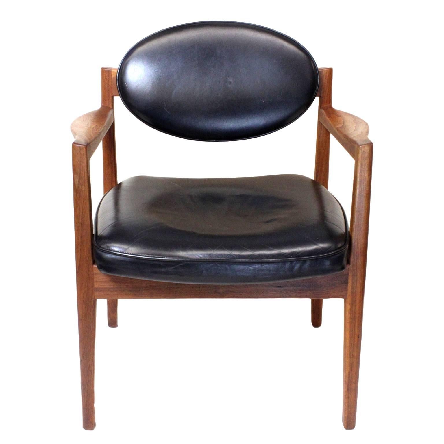 Mid-20th Century Pair of Mid-Century Modern Black Leather Oval-Back Armchairs by Jens Risom