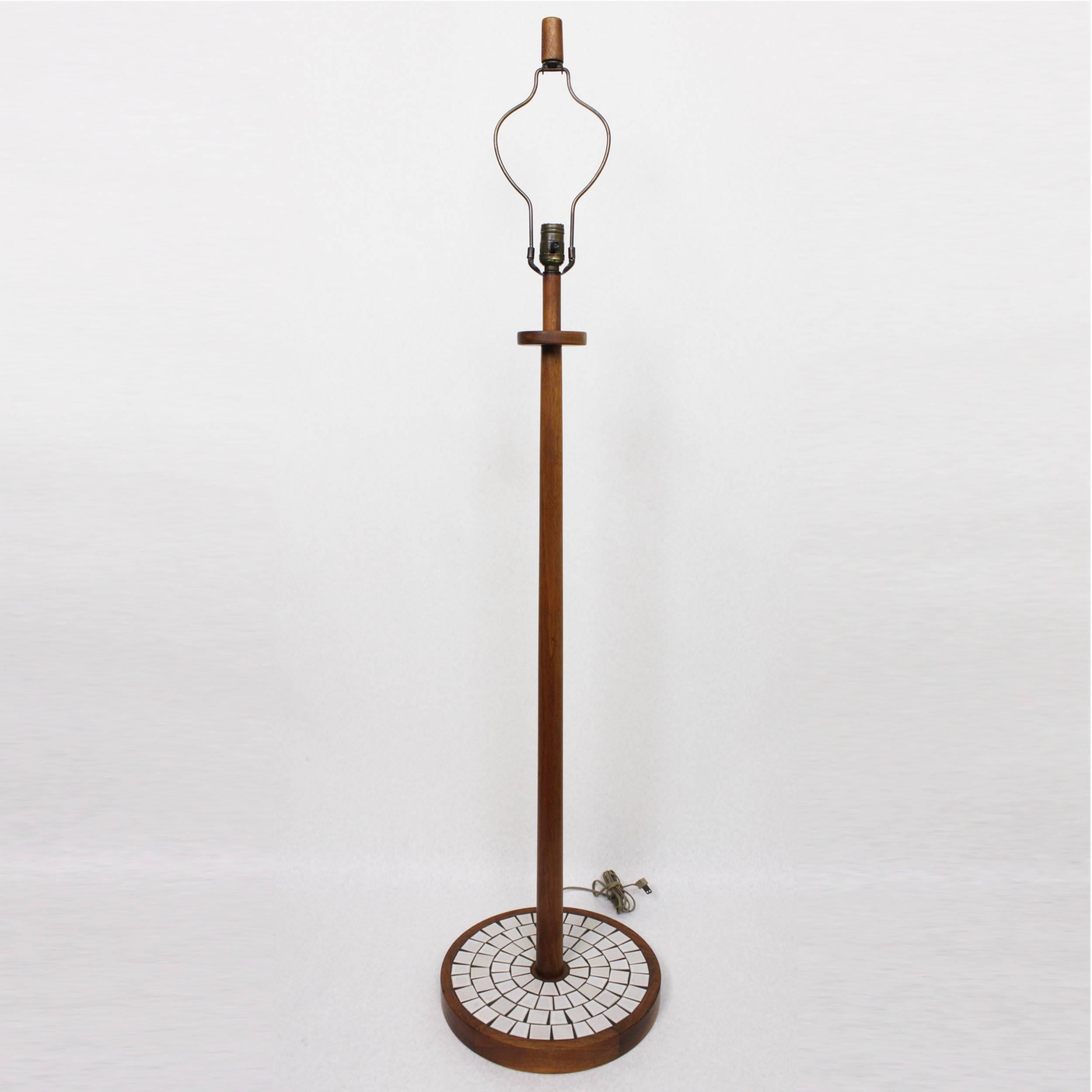 This wonderful model W1-28 floor lamp was designed by Gordon & Jane Martz and manufactured at their Marshall Studios facility in Veedersburg, IN. Lamp features solid walnut construction with white tile inlay to the base. A wonderful example of