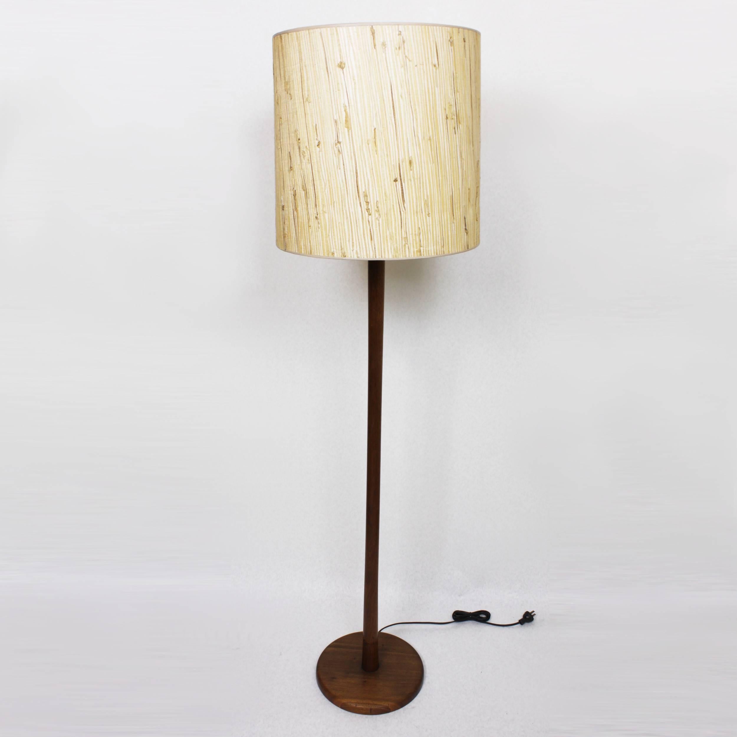 This wonderful model W-4 floor lamp was designed by Gordon & Jane Martz and manufactured at their Marshall Studios facility in Veedersburg, IN. Lamp features solid walnut construction with original 