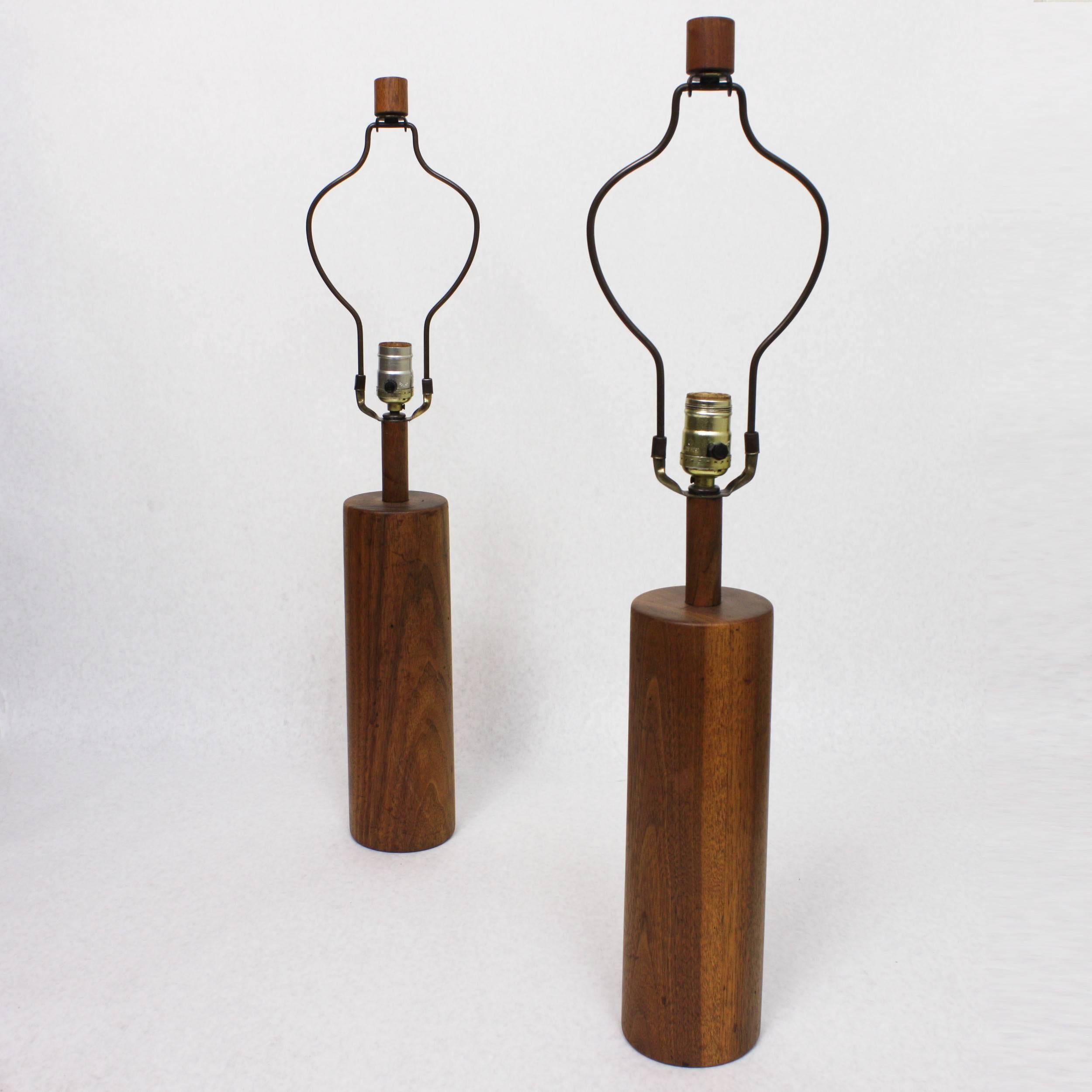 Ce magnifique ensemble de lampes de table W31-28 a été conçu par Gordon & Jane Martz et fabriqué dans leurs Marshall Studios à Veedersburg, IN. Les lampes sont dotées d'un corps, d'un col et d'un embout en noyer massif tourné. Un merveilleux exemple